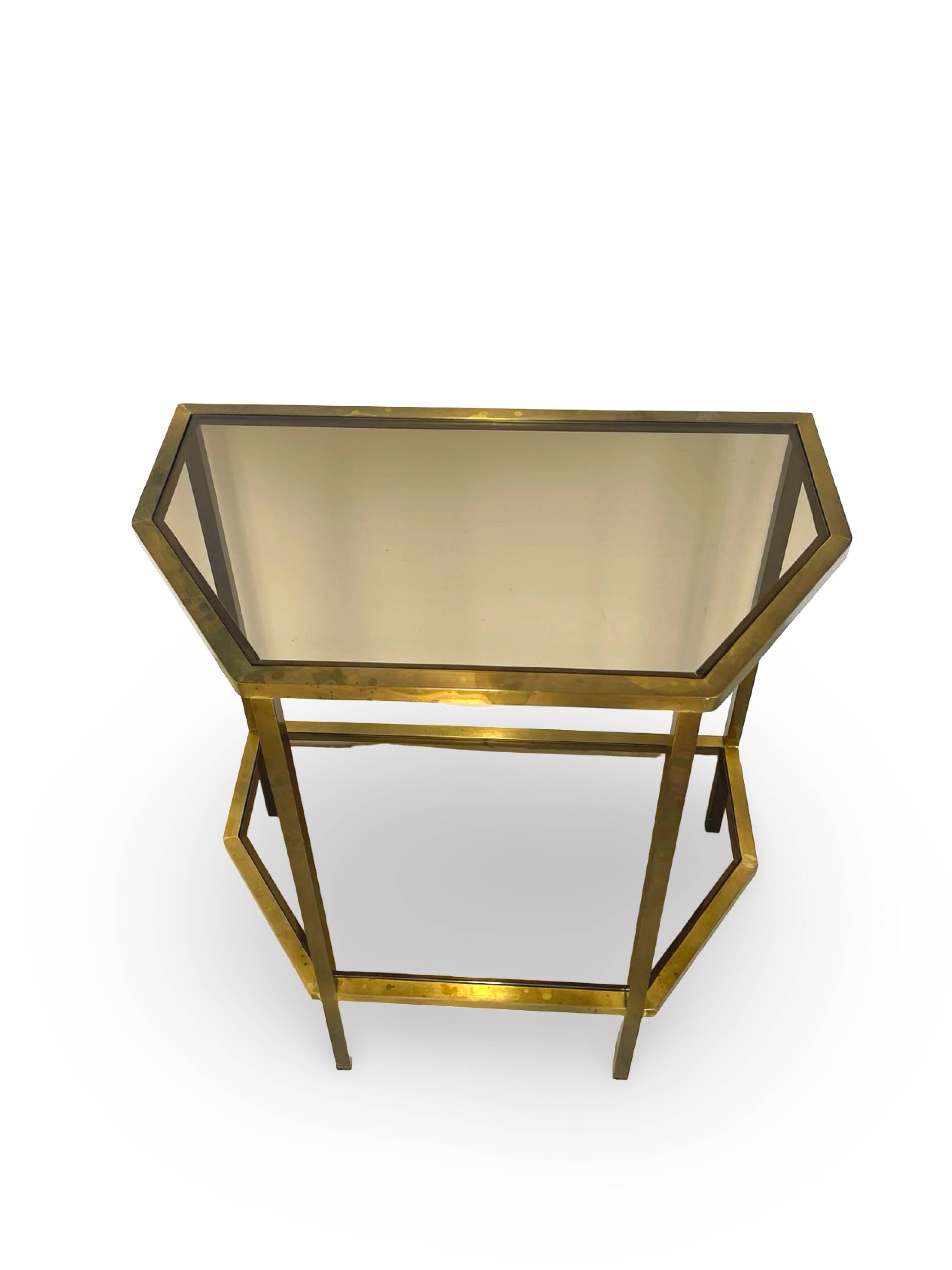 Table d'appoint italienne demi-hexagonale en laiton des années 1970.