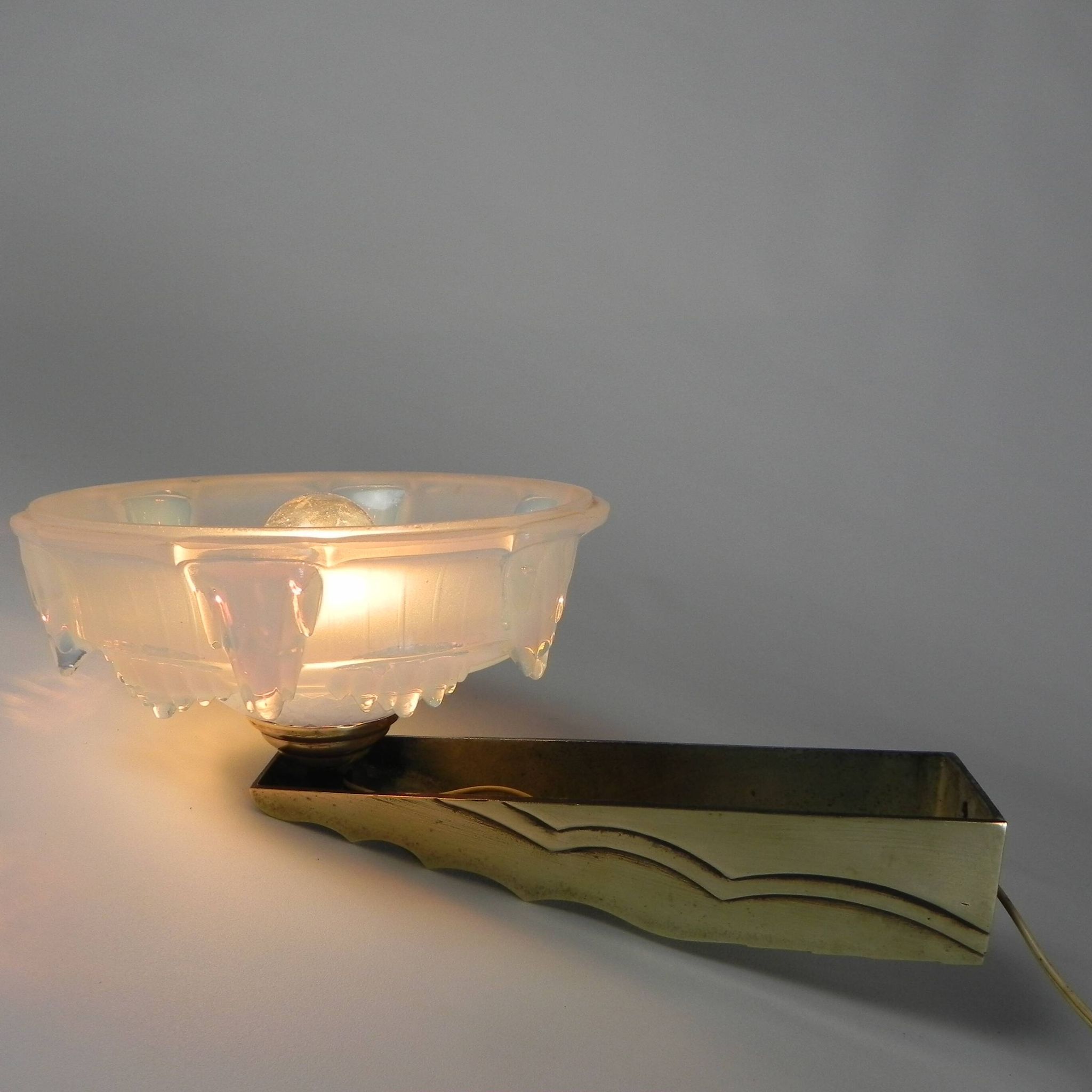 Applique Art Déco en verre opalescent, années 30