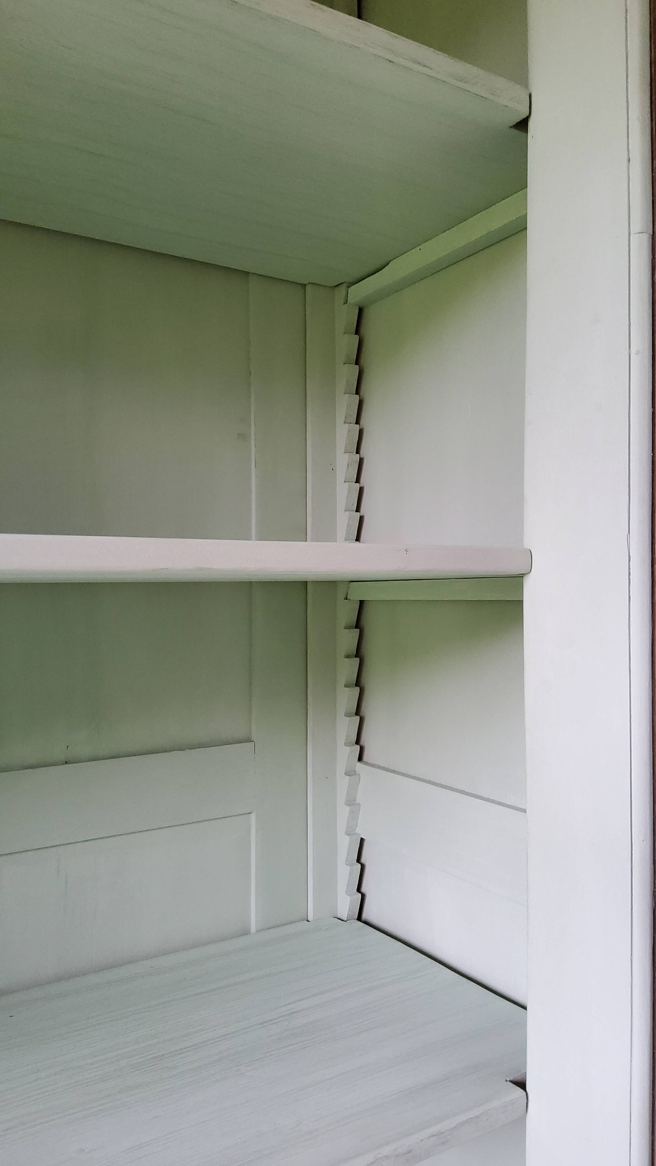Armoire bibliothèque d’école ancienne