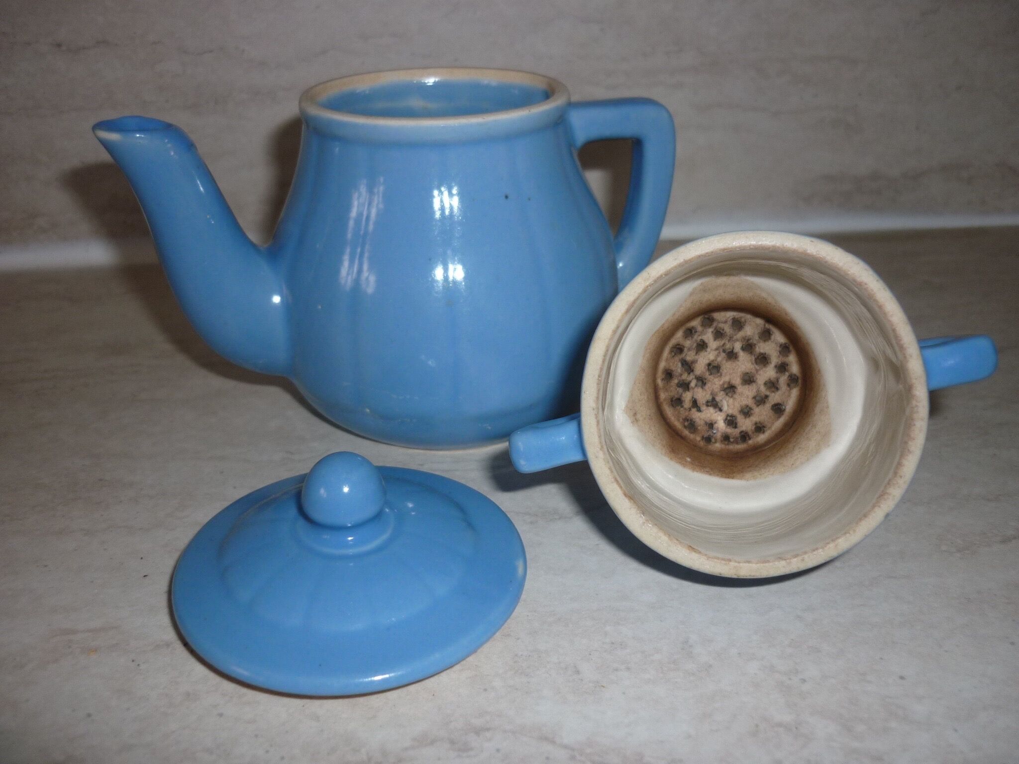Individual coffee maker with bright blue filter