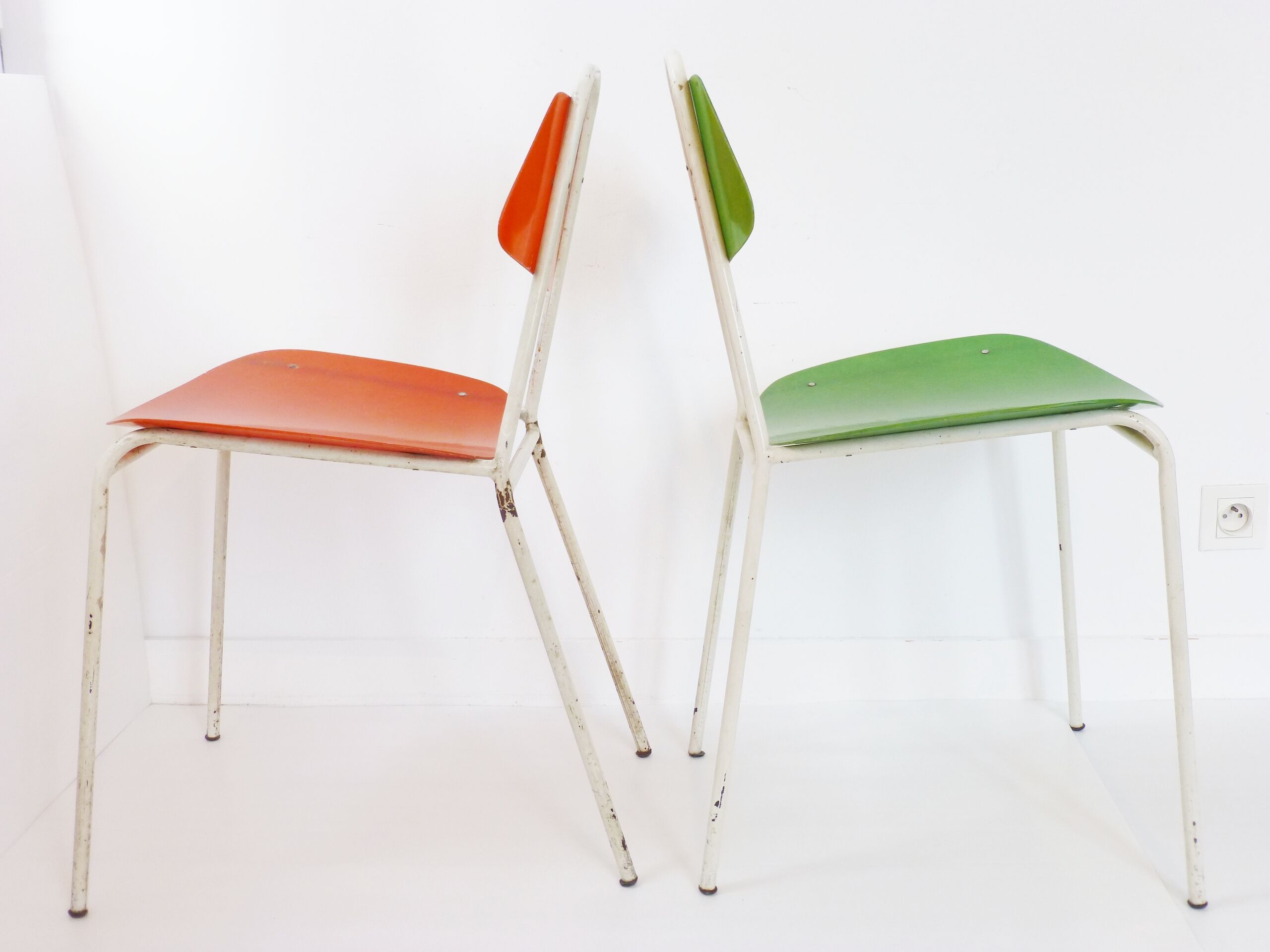 Pair of fiberglass and metal 1950 vintage chairs: french work of the 1950s