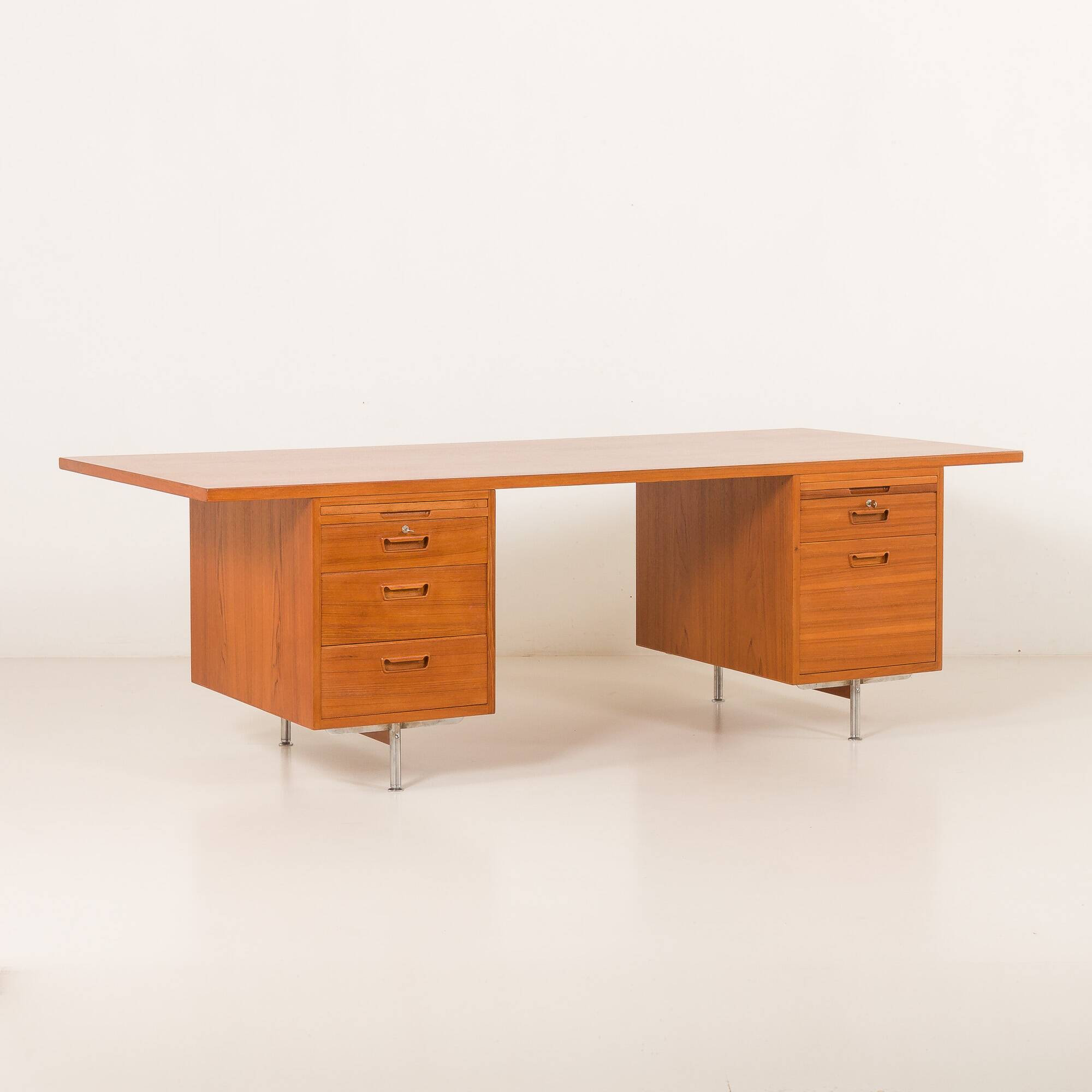 Bureau de direction extra large en teck, style danois du milieu du XXe siècle, années 1970