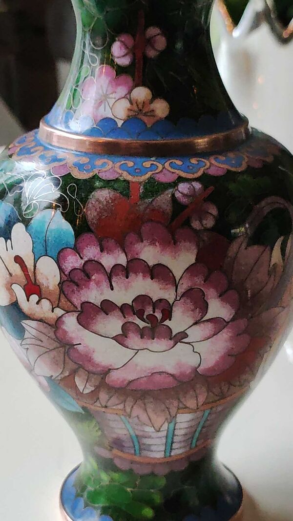 Vase balustre artisanal chinois, peint main, en émail cloisonné/motifs floraux, pivoines 21 cm