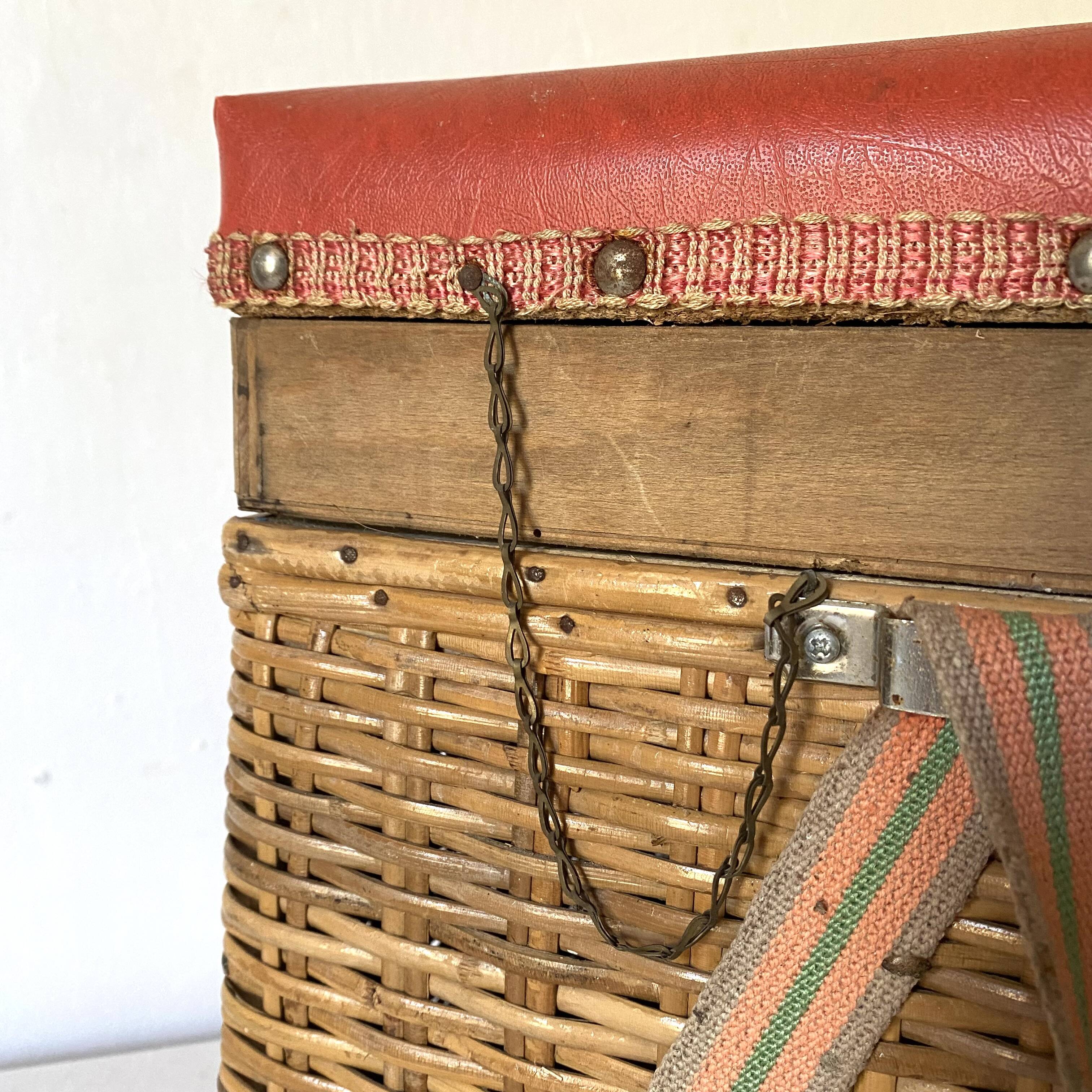 Low fishing box stool in rattan and skai