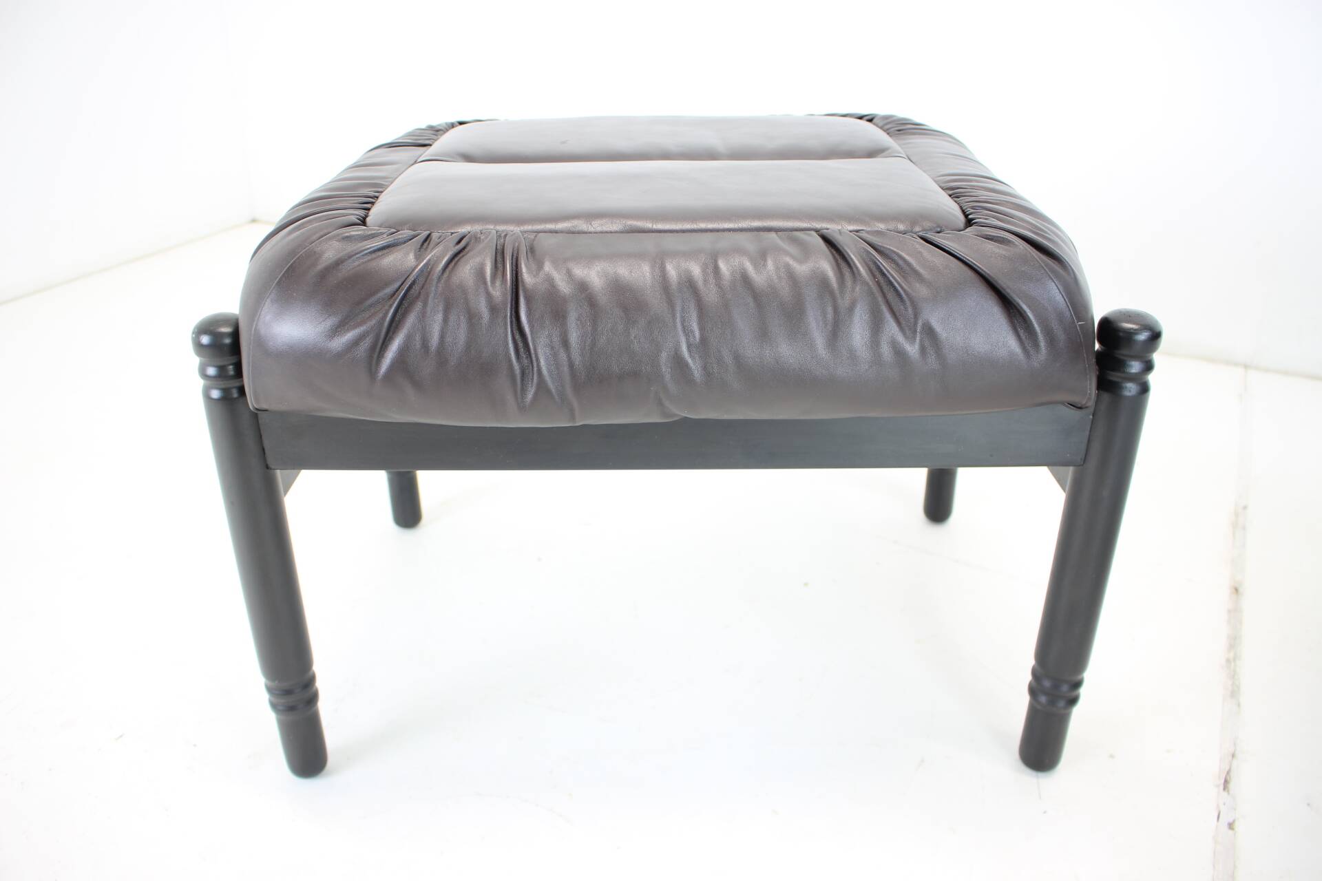 Set de 2 tabourets en cuir et bois - Stilla Lux, Tchécoslovaquie