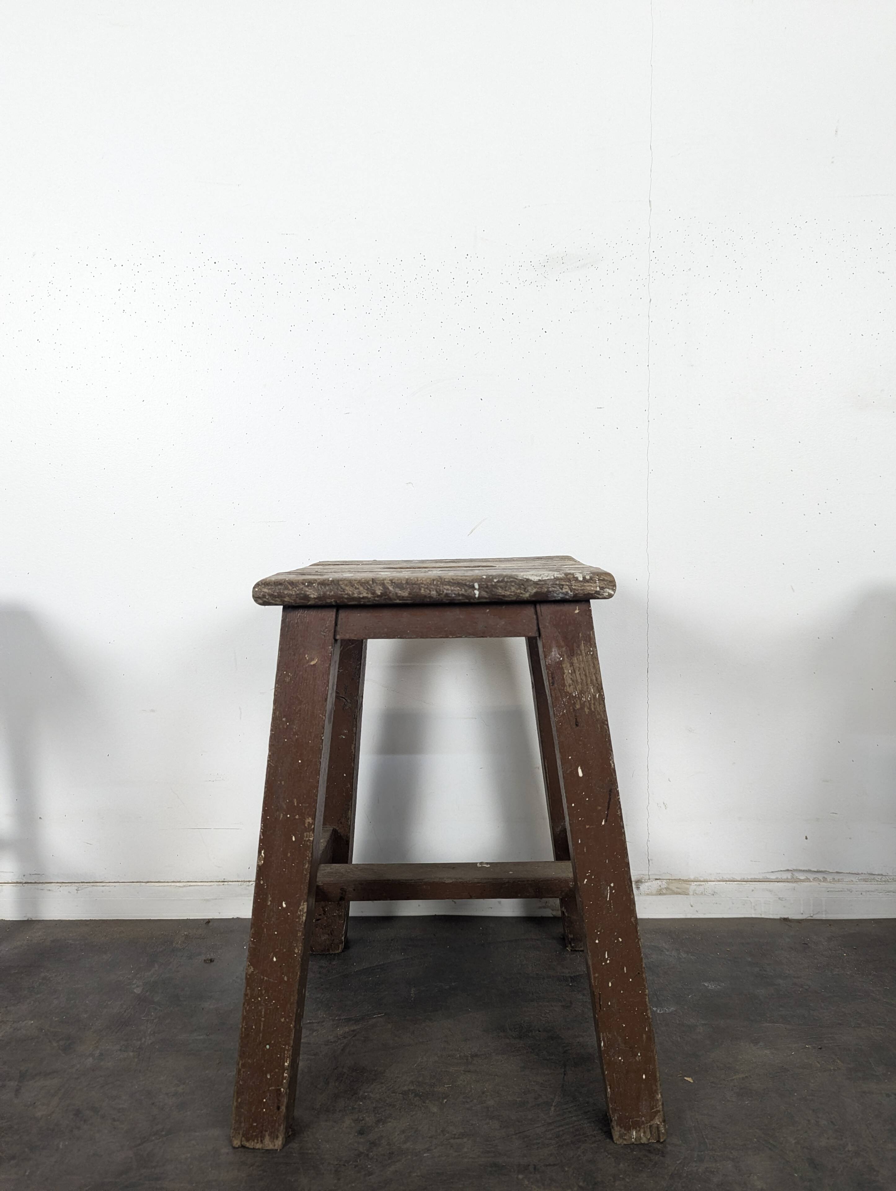 Tabouret d'atelier en bois peint brun à poignée