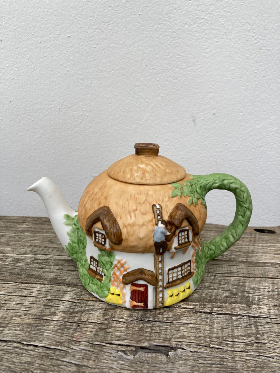 Homemade English teapot in glazed porcelain and Staffordshire biscuit - Christopher Wren cottages slip