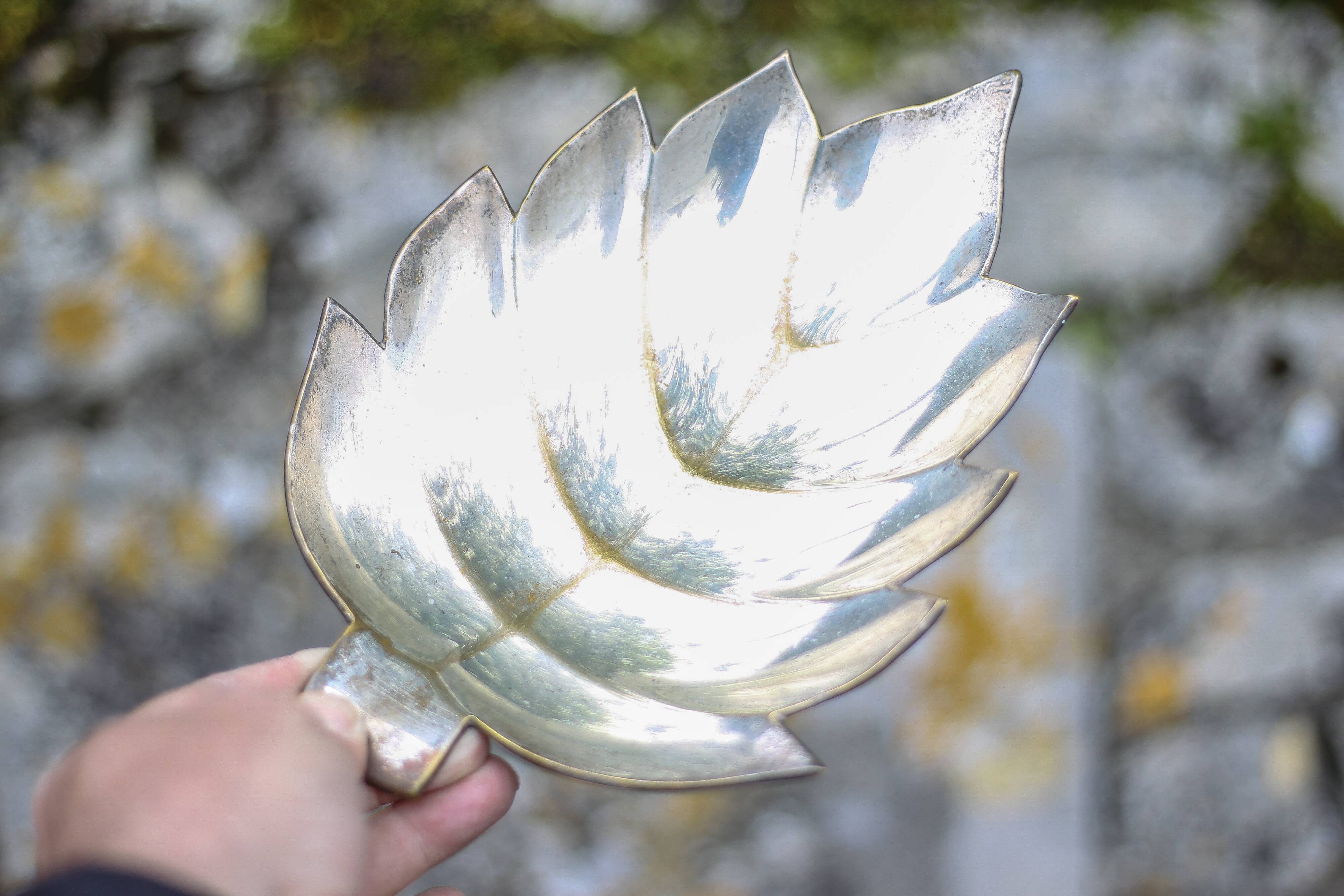 Pair of vintage leaf-shaped pockets, brass leaf cup