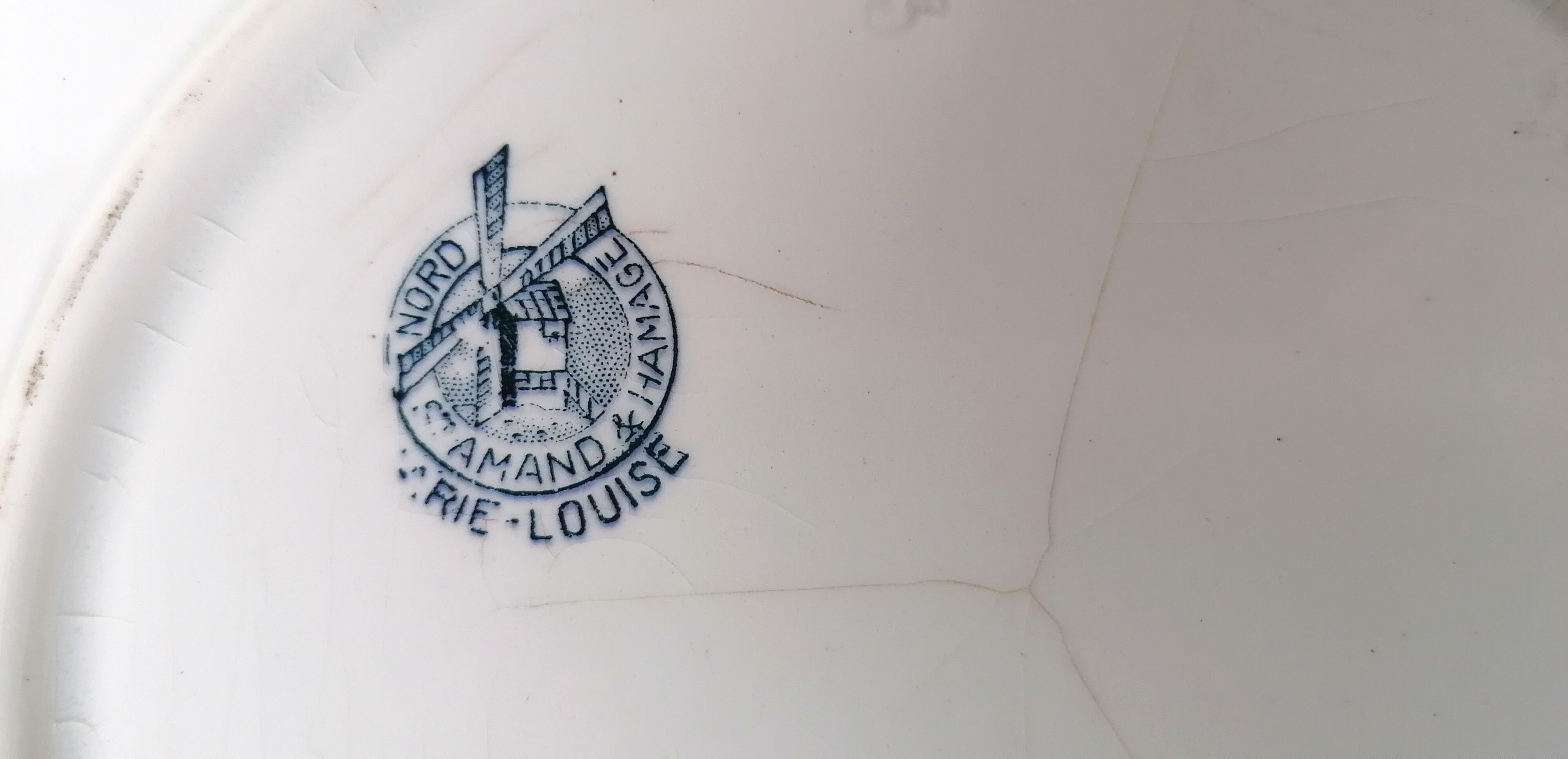 Plat creux terre de fer Marie-Louise Saint Amand et Hanage