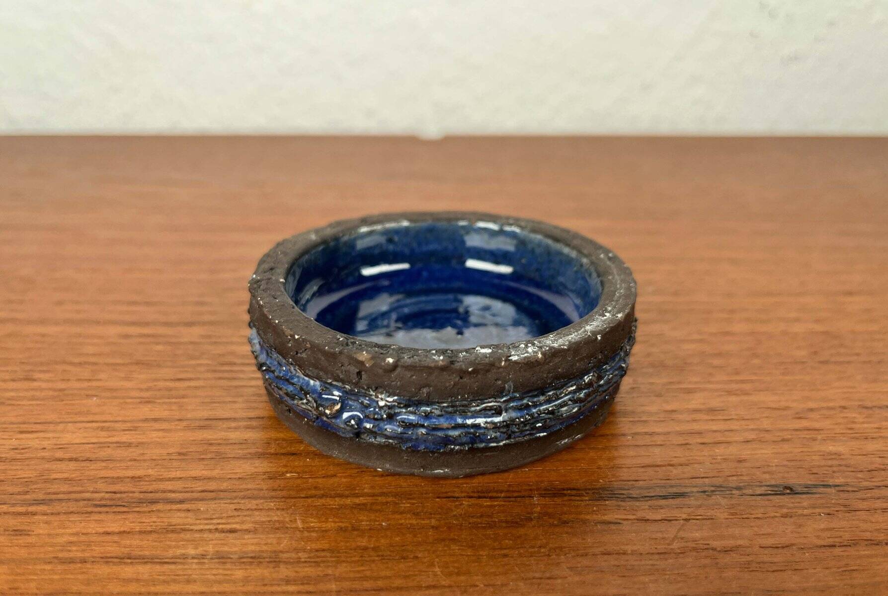 Danish studio pottery bowl from the mid-century by Robert Rob Bentsen, 1960s.