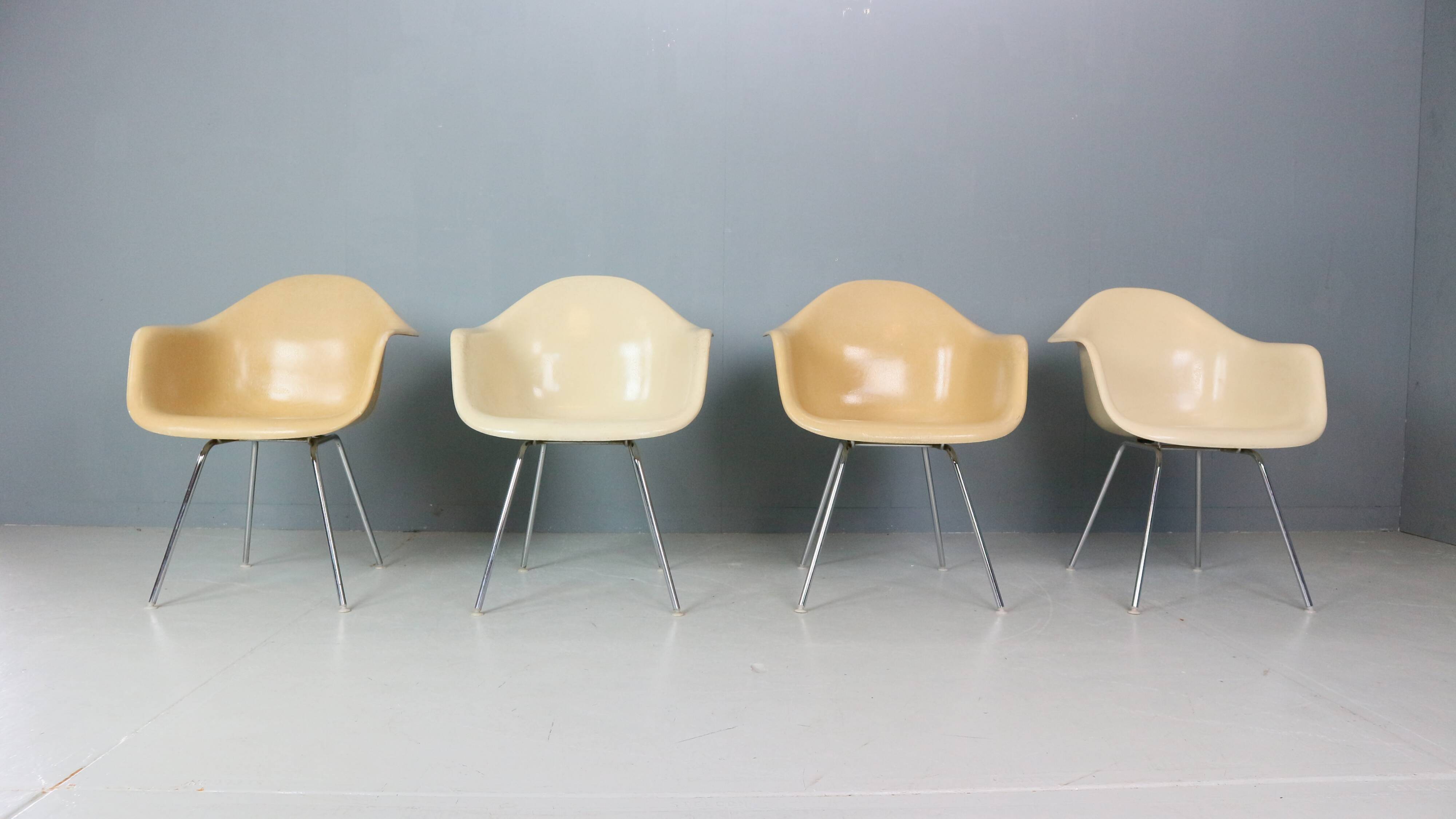 Charles & Ray Eames Set of 4 Off white "H-Base" Chairs for Herman Miller, 1960