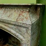 Cheminée de style Louis XIV a hotte en marbre rose veiné XIX siècle