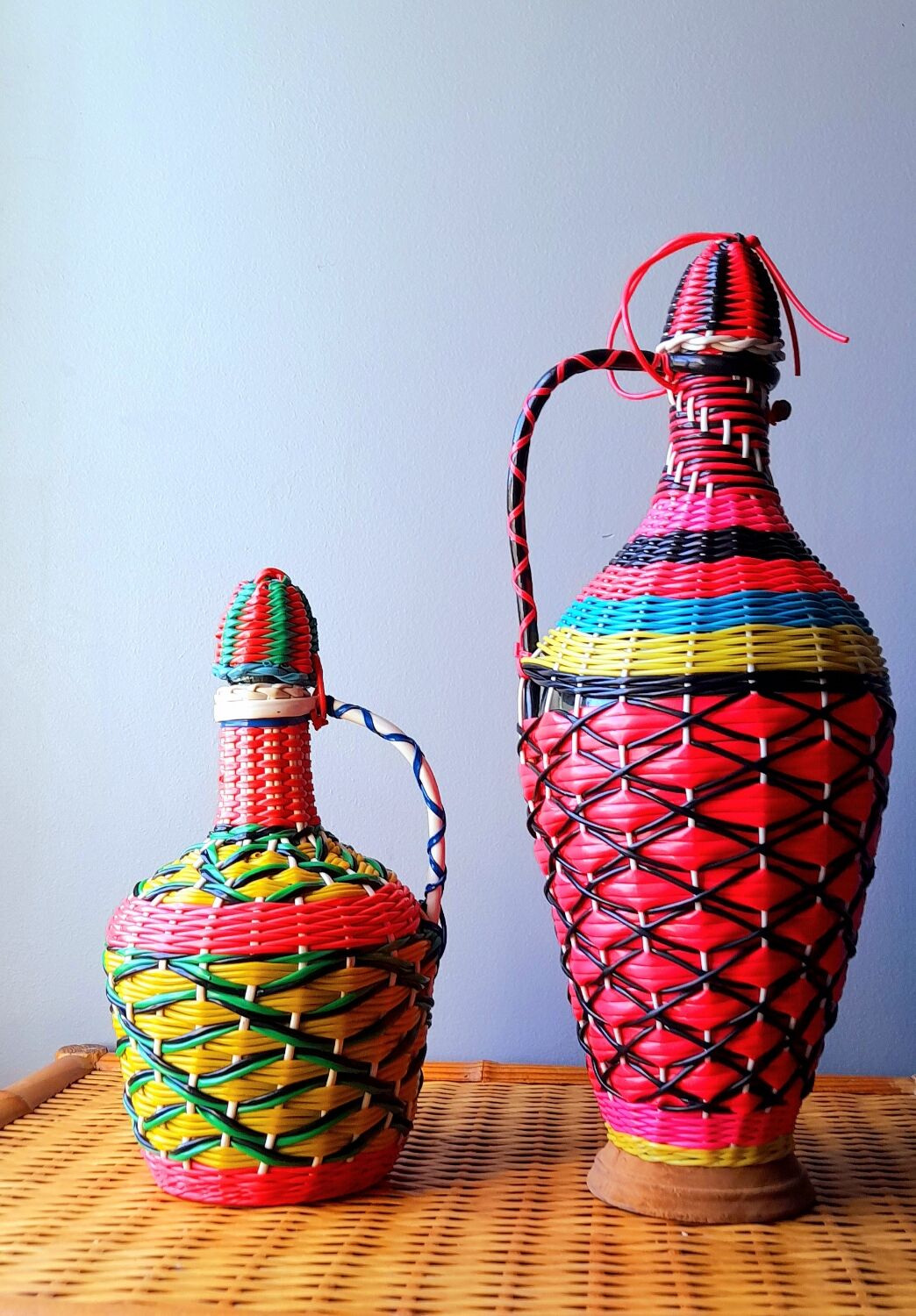 Set of 2 bottles scoubidous 60s