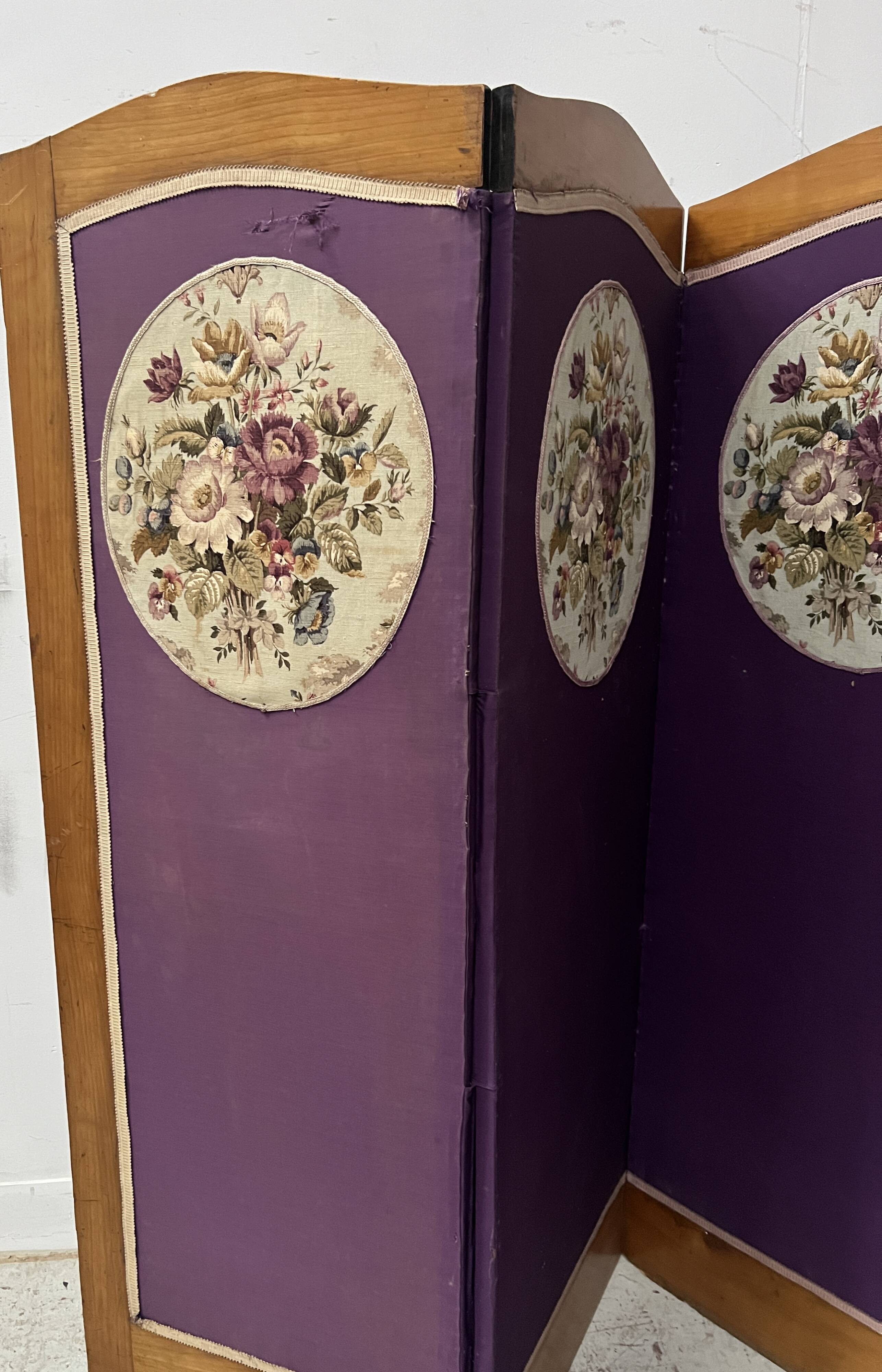 Four-panel screen decorated with an oval tapestry from the 20th century.