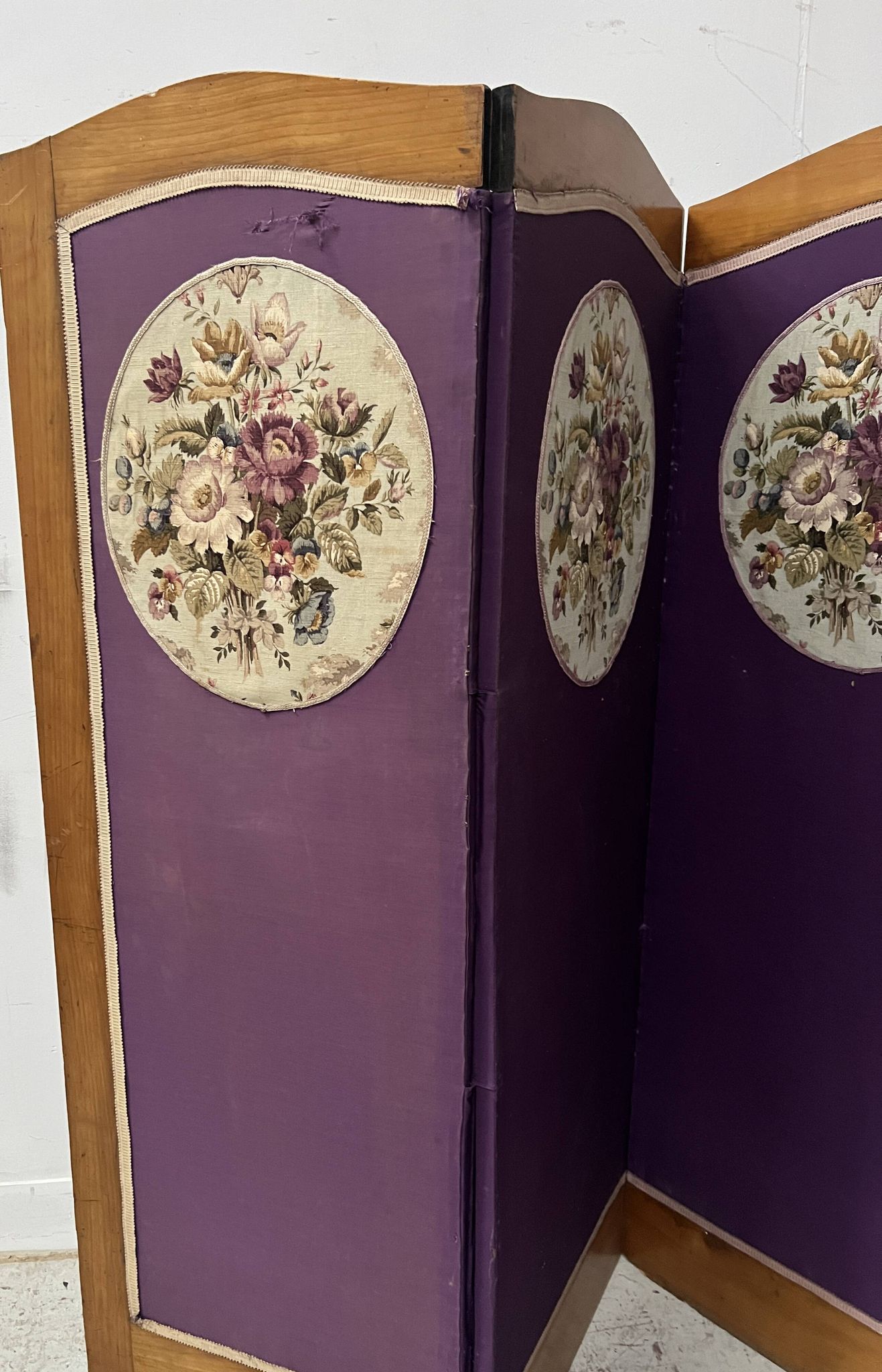 Four-panel screen decorated with an oval tapestry from the 20th century.