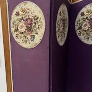 Four-panel screen decorated with an oval tapestry from the 20th century.