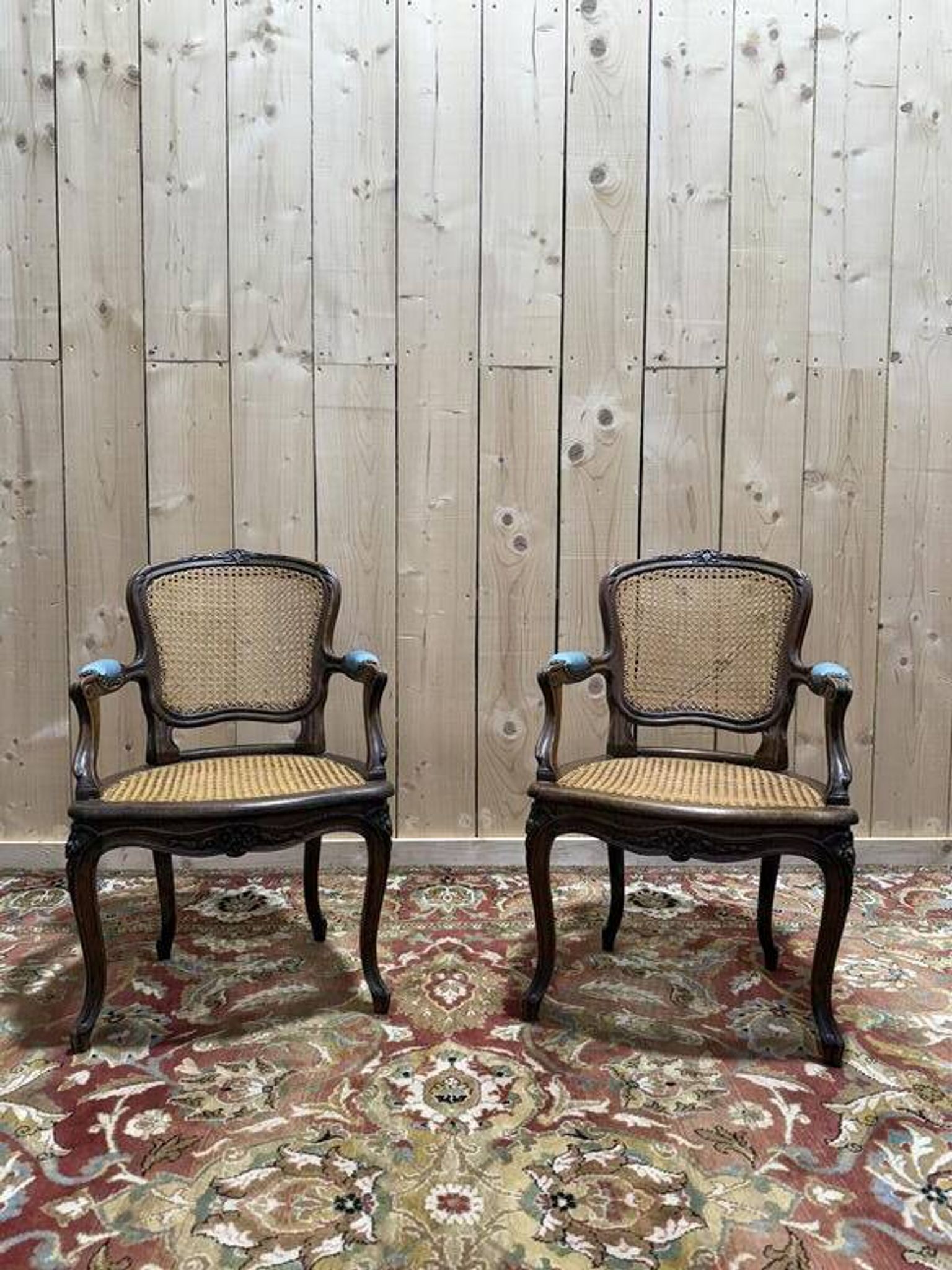 Paire de fauteuils de style Louis XV en cannage