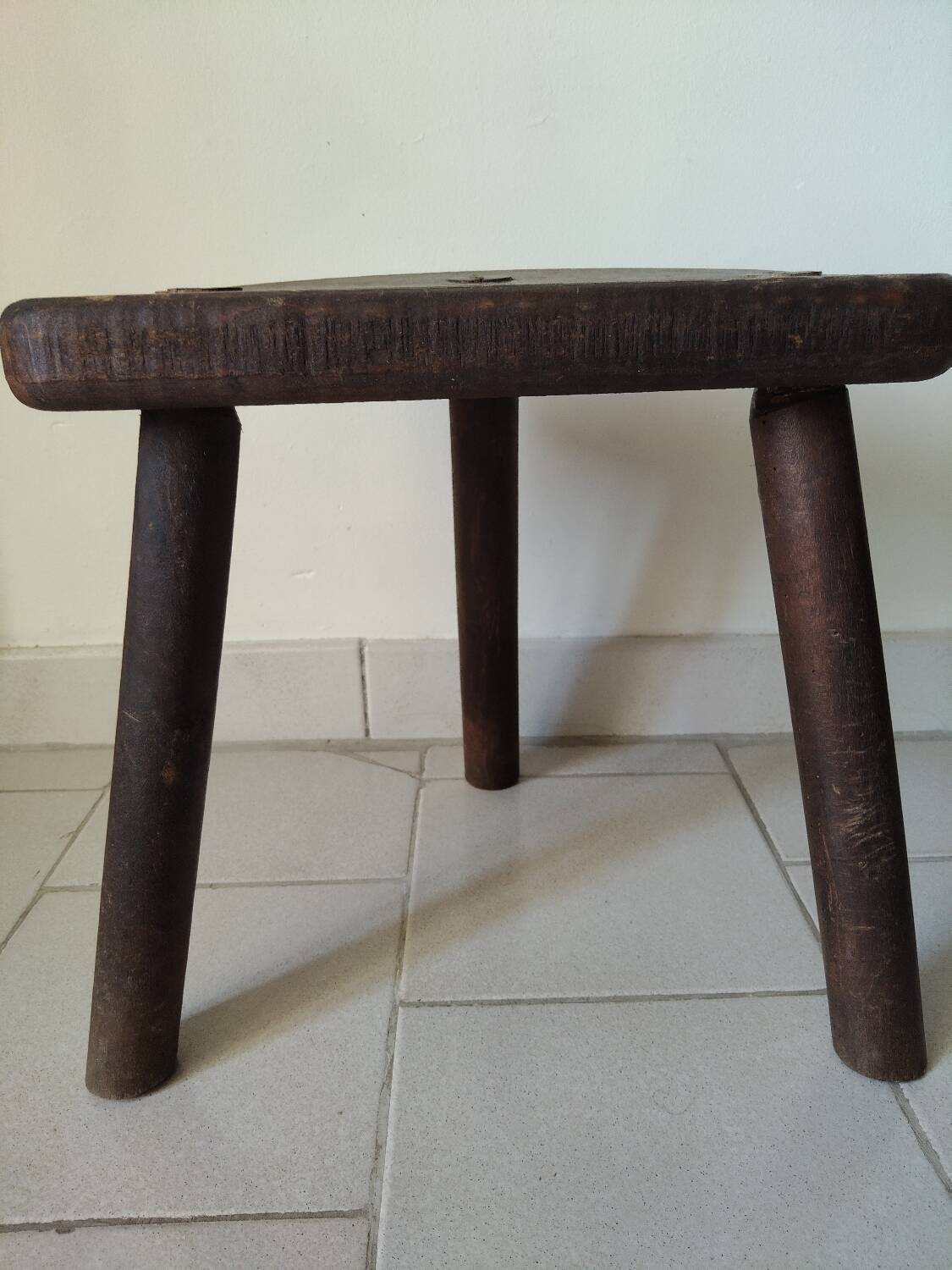 Antique tripod milking stool in solid wood – rustic & patina