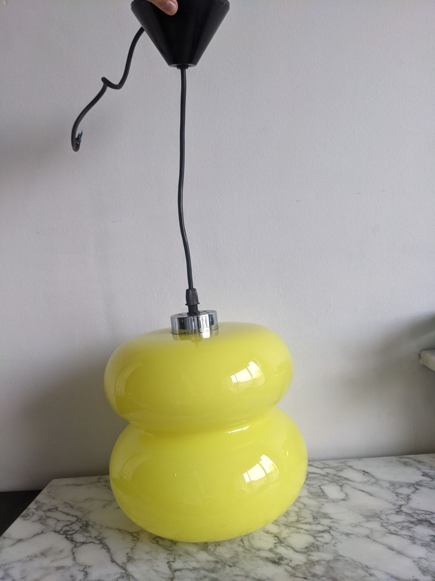 Suspension globe style peill & putlzer vintage lamp in yellow opaline for walking light