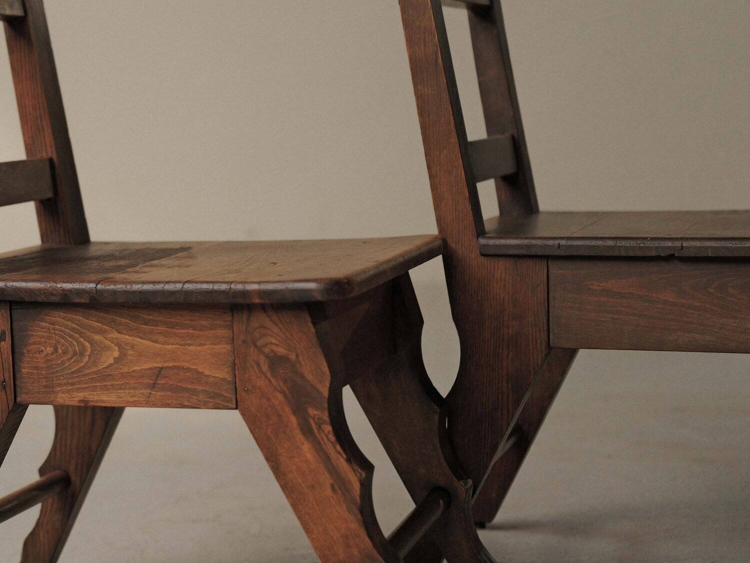 Paire de chaises Modernistes en chêne massif, vers 1940