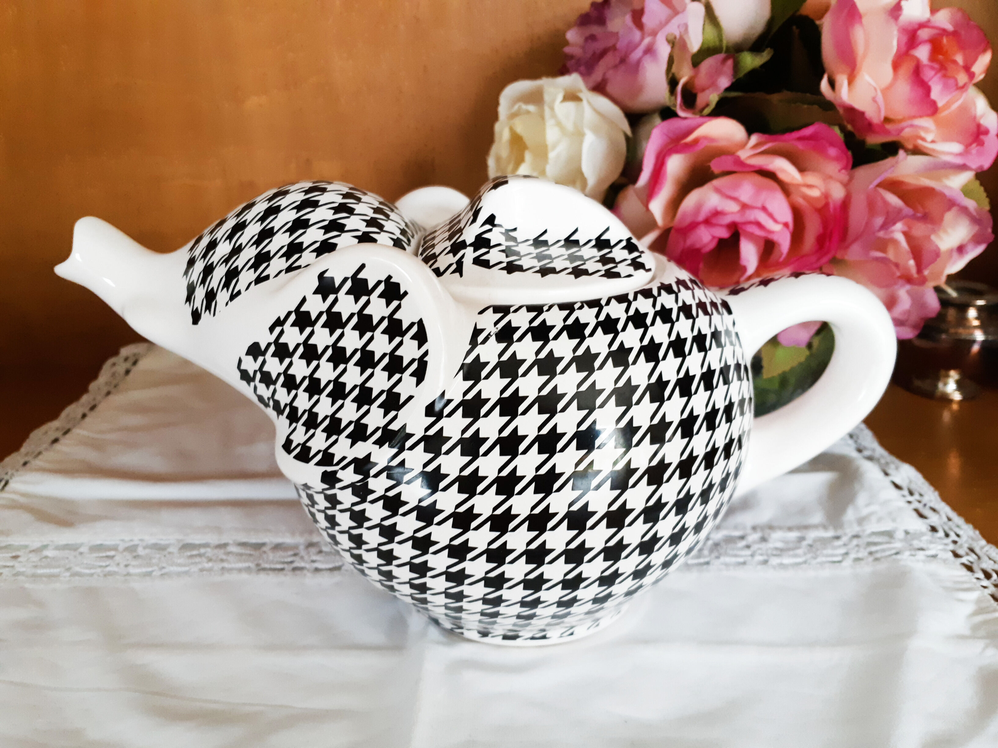 Teapot Elephant collection, houndsfoot, year 81