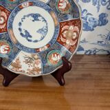 Assiette en porcelaine Imari signée à décor japonisant lacustre et biche, XIXème s.