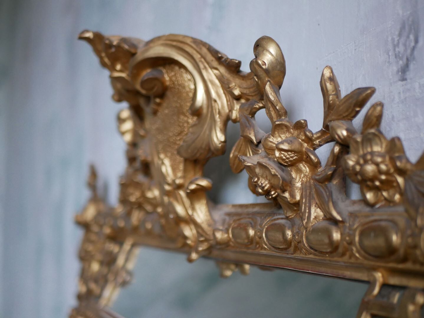 Miroir à parcloses et fronton 180x119cm