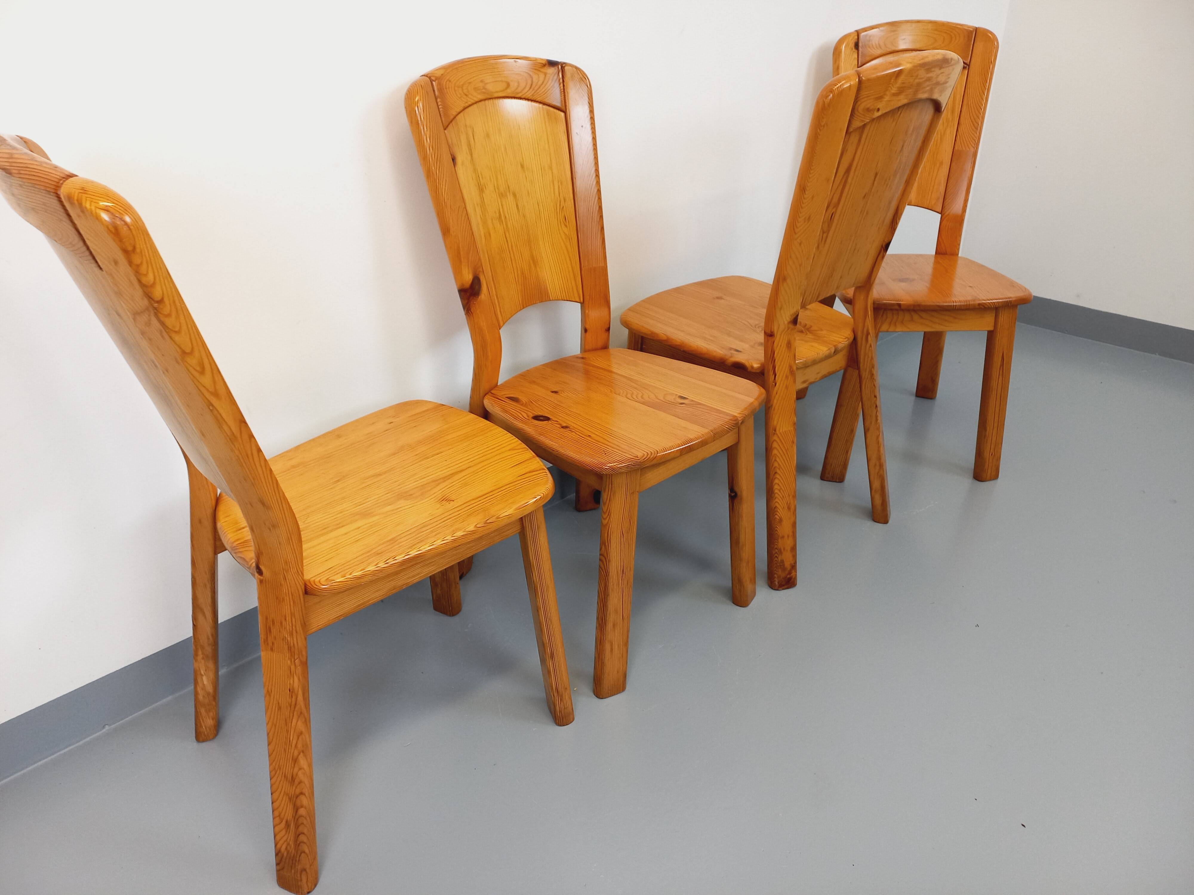 Set of 4 vintage chairs in pine from the 70s