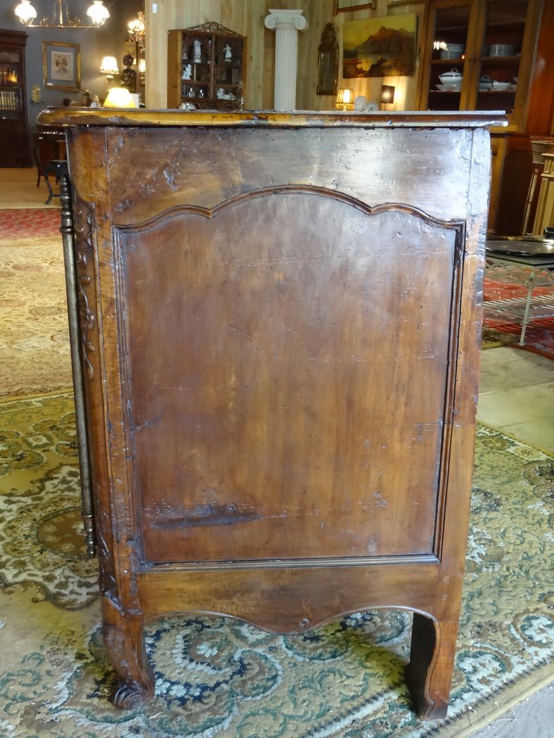 18th century Provencal sideboard in walnut, Louis XV period 140 x 100 cm