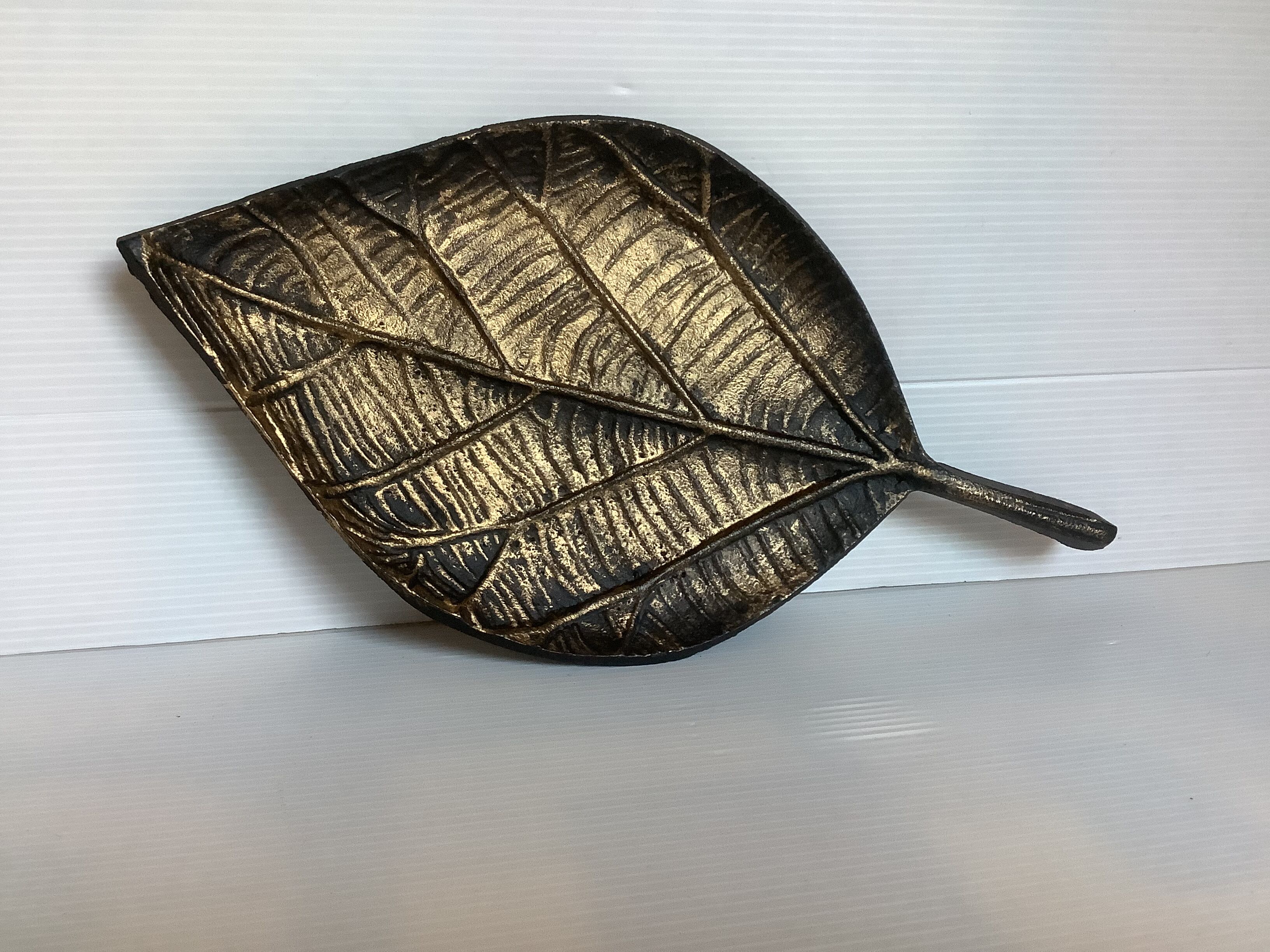 Black and gold leaf empty pocket