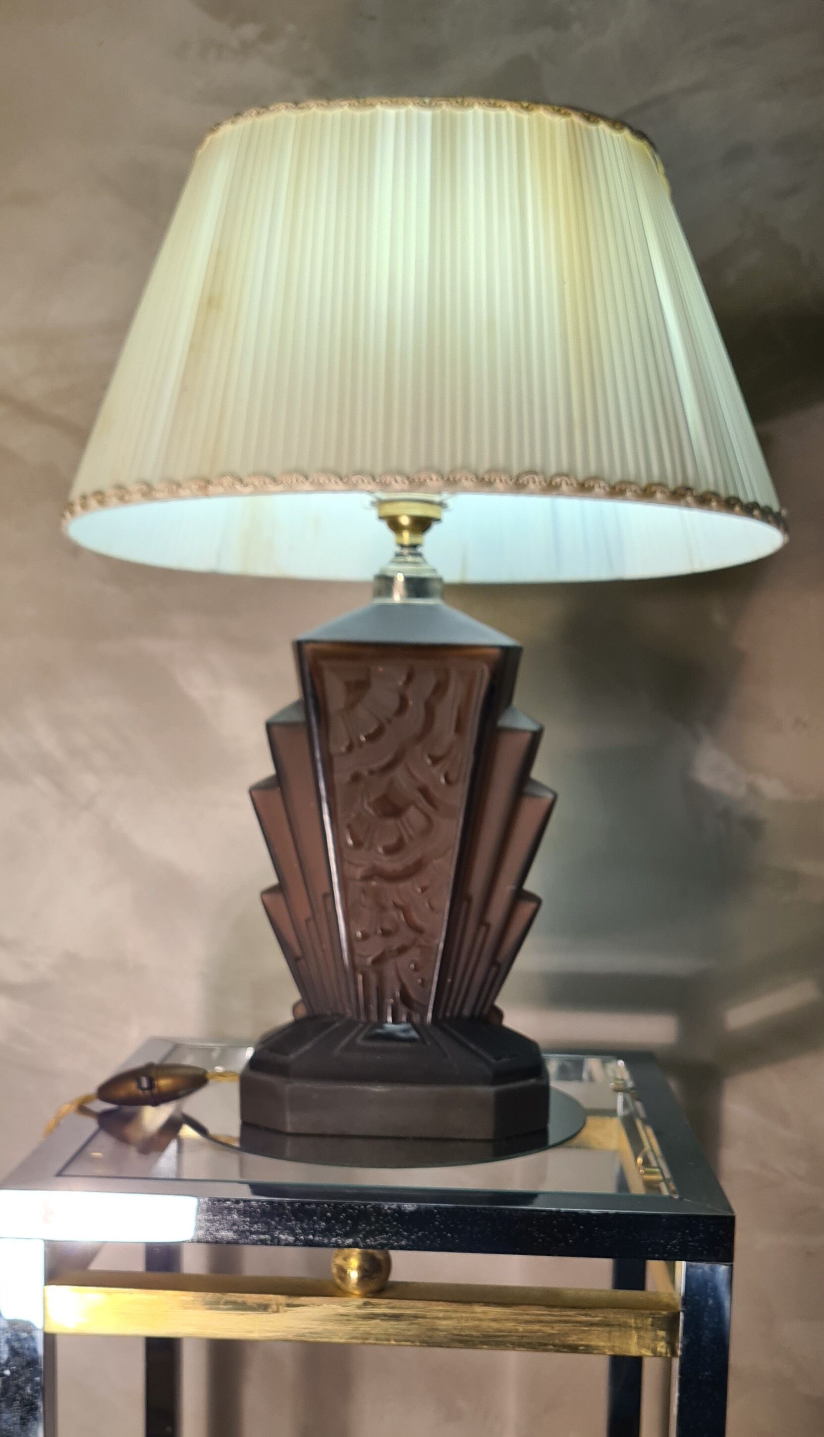 Large Art Deco lamp in V opaque molded glass, 46x33 in its juice,