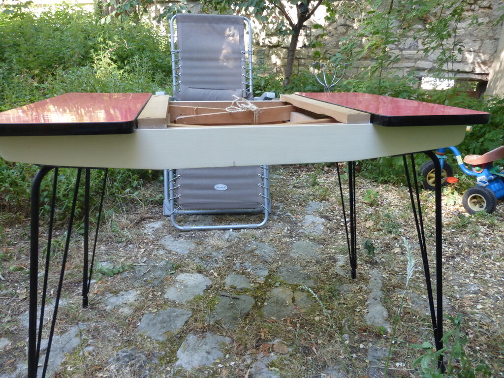 Formica eiffel foot table and its chairs