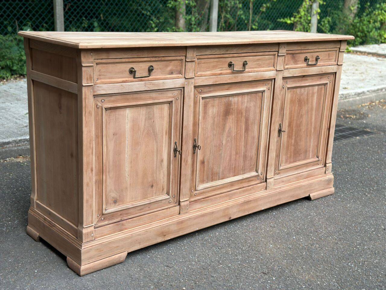 Buffet Louis Philippe du XIXème siècle rénové en noyer massif
