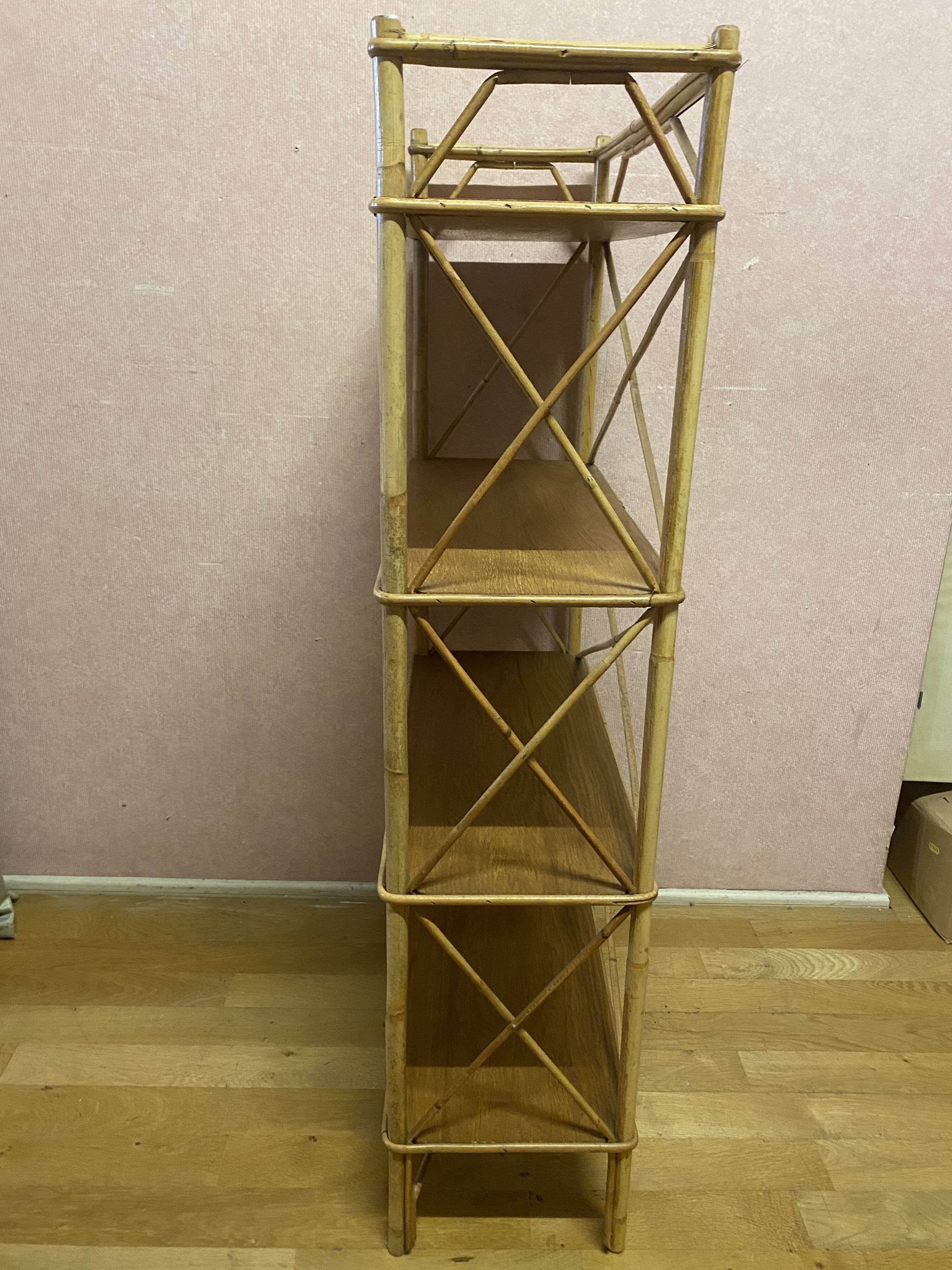 Etagère en rotin 4 plateaux, excellent état.