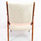 Fauteuil fabriqué en bois foncé poli et tissu clair par Arne Hovmand-Olsen des années 1960
