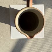 Grande carafe en grès orange Grès Bonneval Made in France au dessous H18