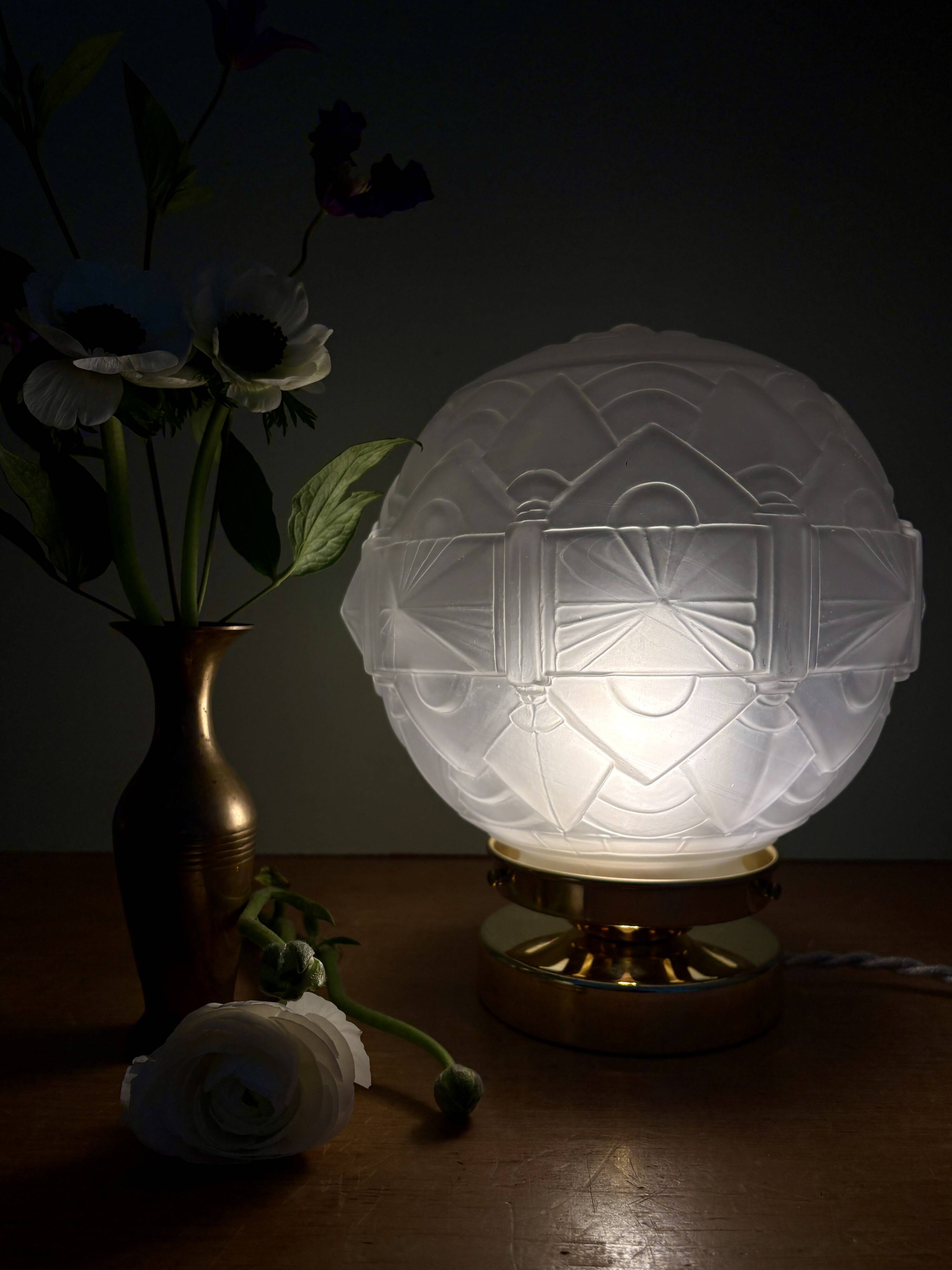 Vintage art deco globe table lamp in frosted glass
