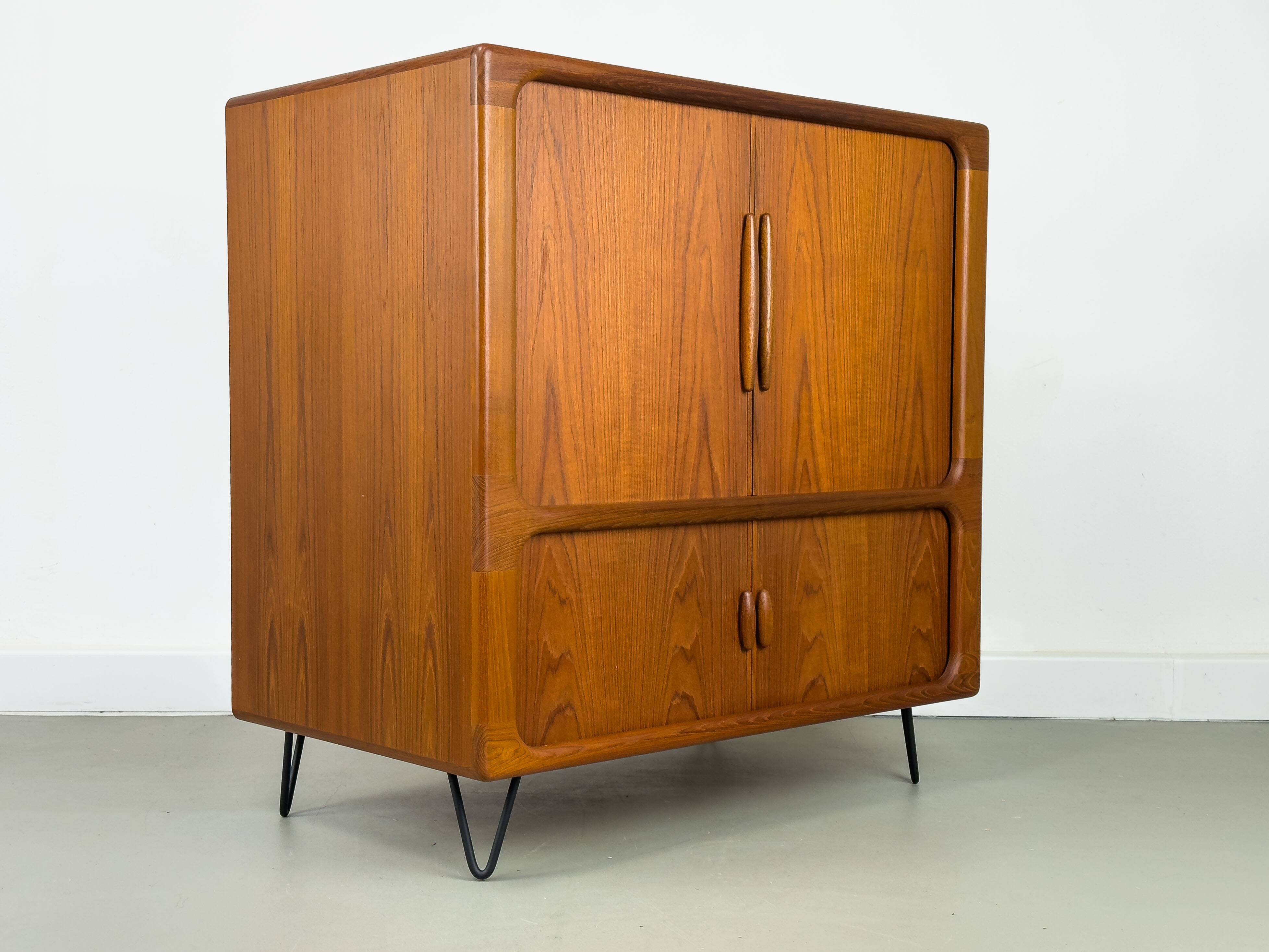 Buffet Hi-Fi danois en teck avec portes à tambour de Dyrlund, années 1970