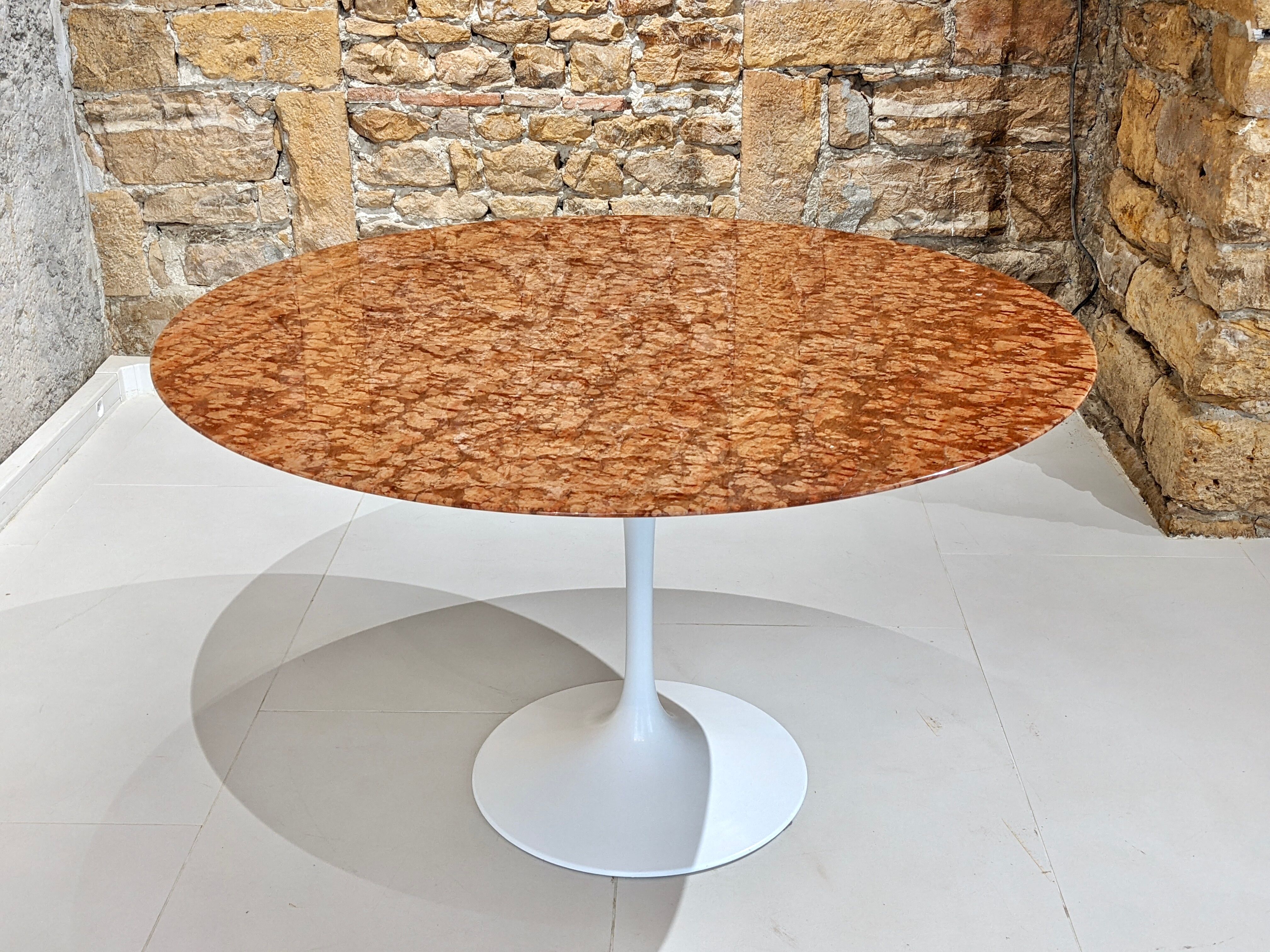 Round table in red marble by Eero Saarinen for Knoll