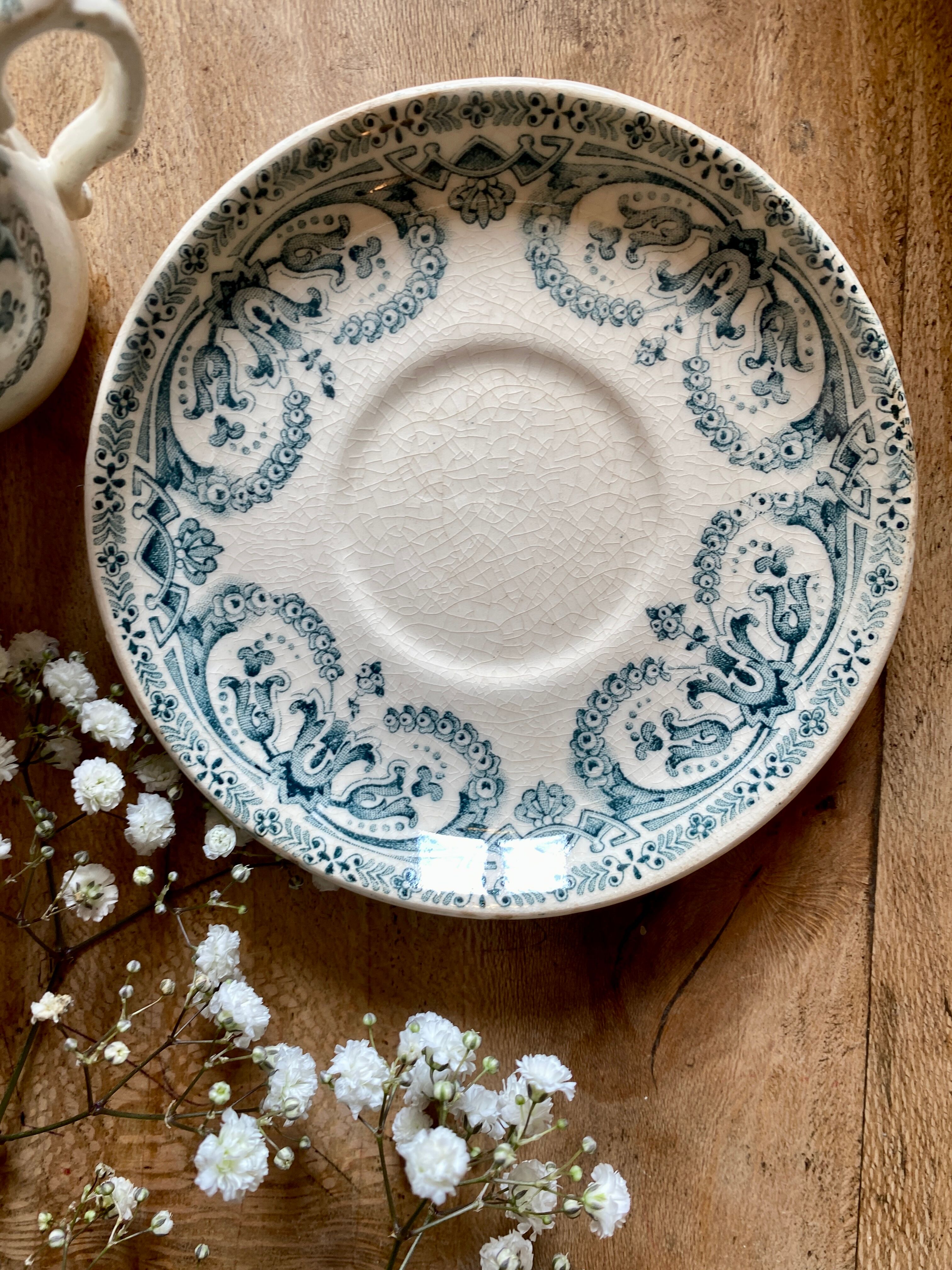 Tasse ancienne en terre de fer modèle guirlande de au planteur de caïffa