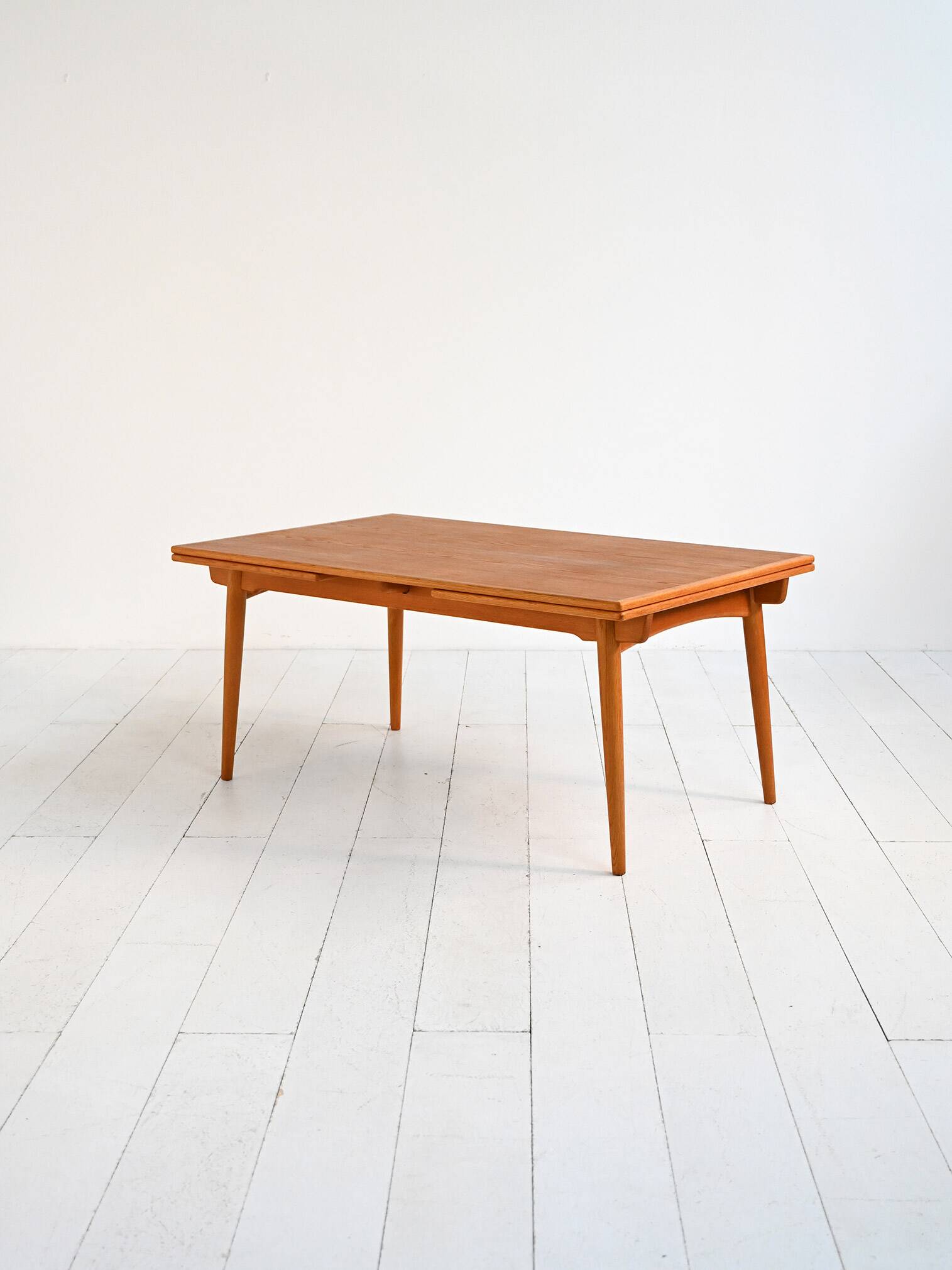 Table à manger extensible modèle “AT 312” par Hans J. Wegner