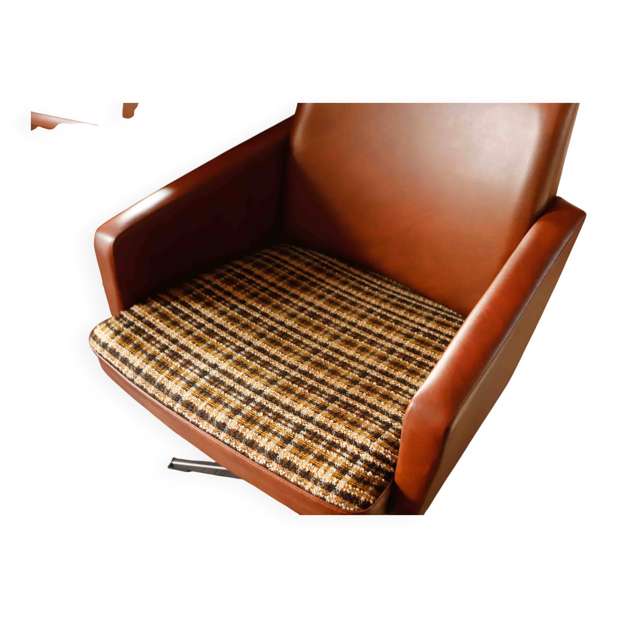 DDR Retro Swivel Armchair (1970s) – Brown Faux Leather & Checkered Seat