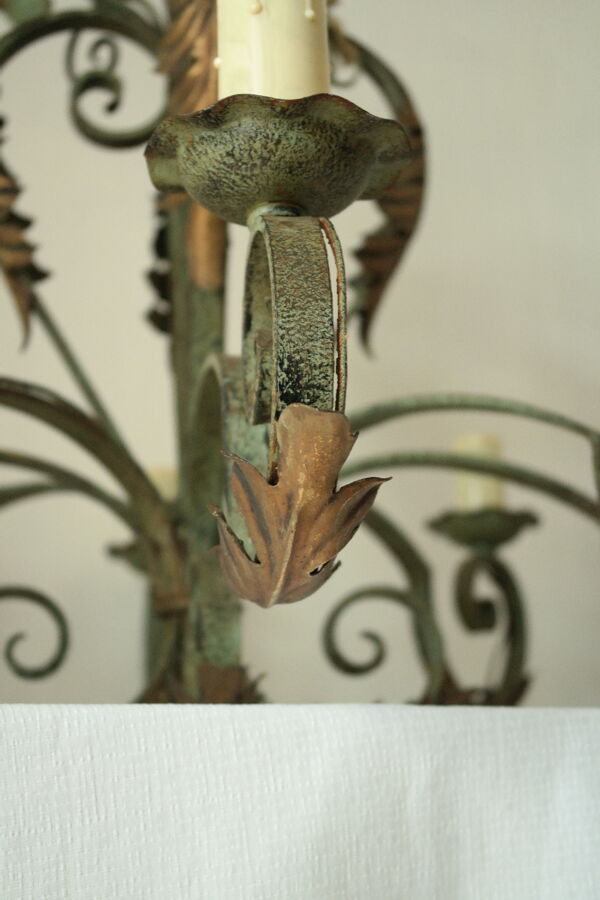 Lustre 8 branches en fer forgé patine gris de vert  et dorure ancien