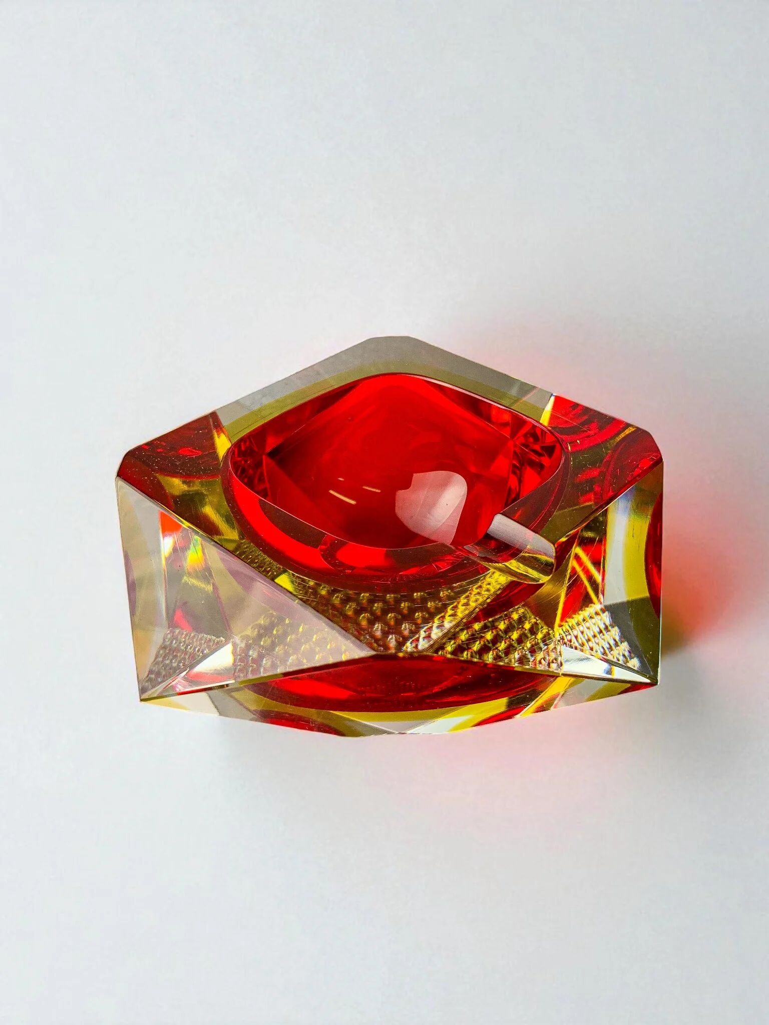 Cendrier Sommerso rouge et jaune italien par Seguso, Murano, années 1970