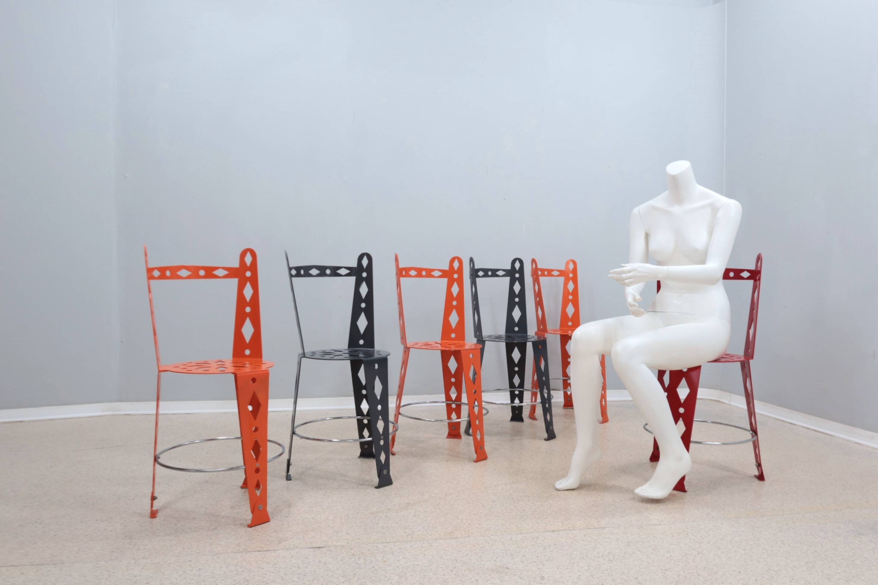 Suite de 6 chaises post-modernes en métal laqué artifort années 2000
