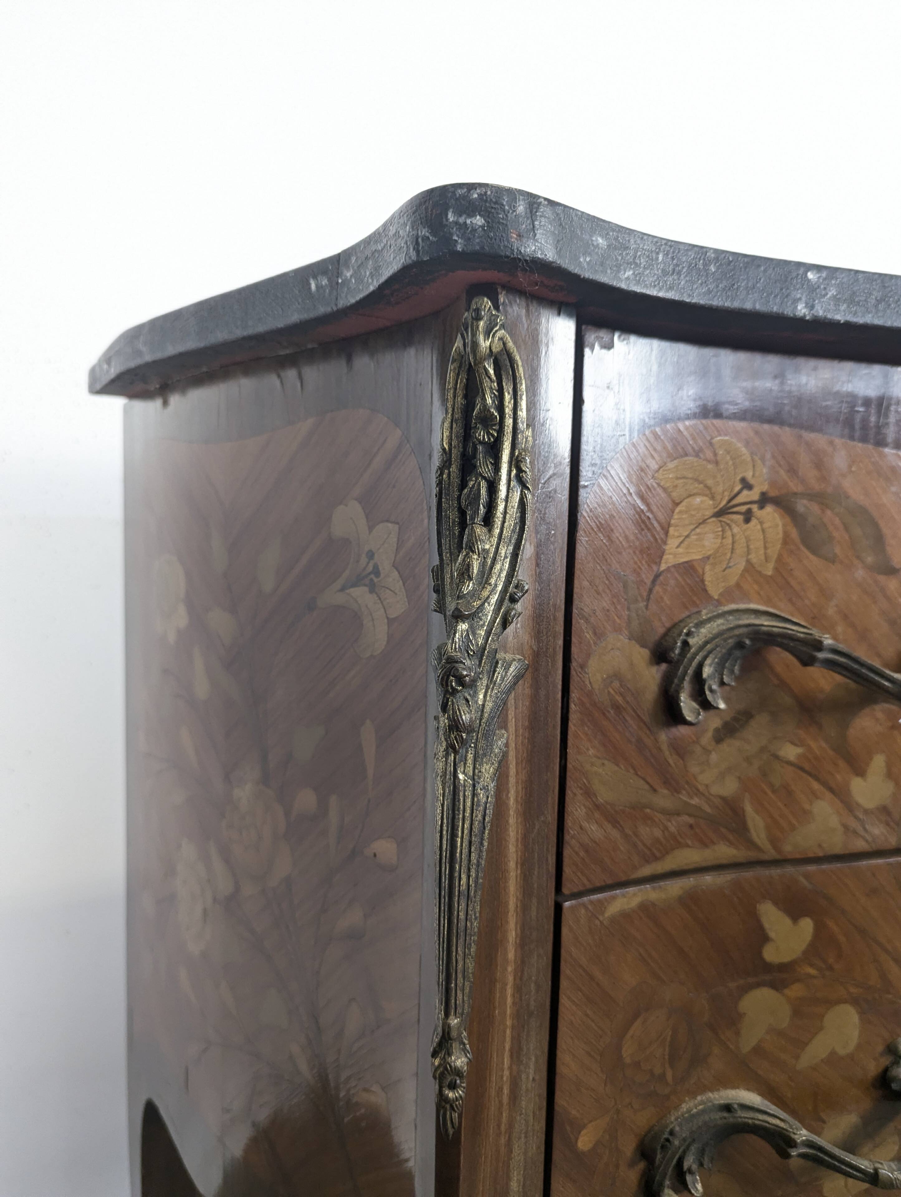 Commode galbée de style Louis XV en marqueterie florale dessus marbre noir