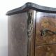 Commode galbée de style Louis XV en marqueterie florale dessus marbre noir