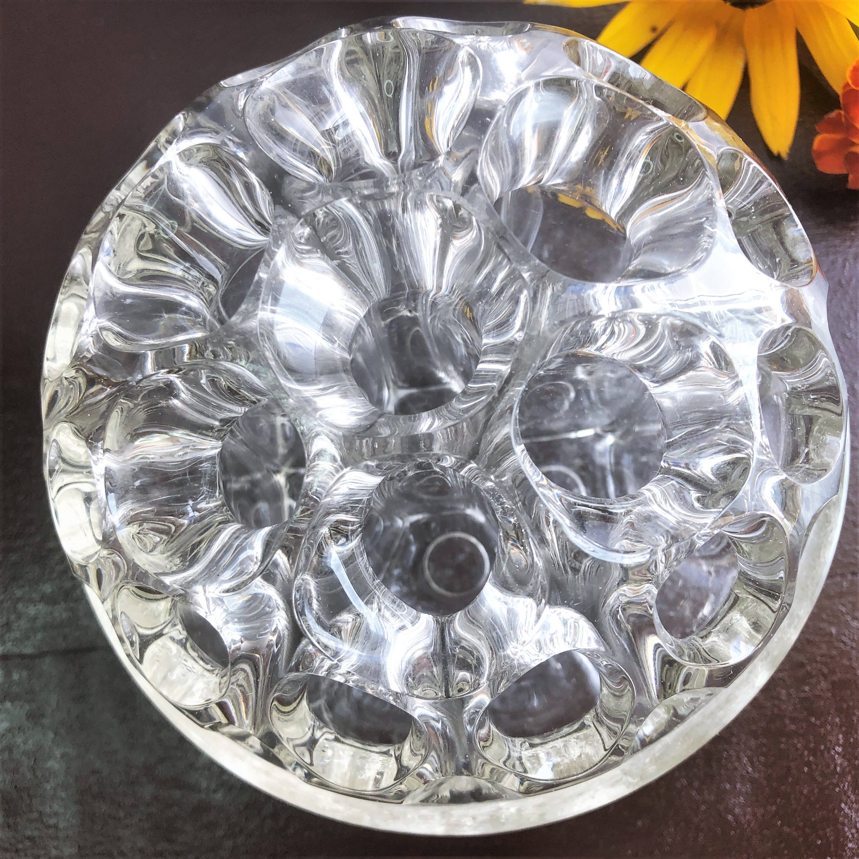 Vase pique-fleurs boule en verre épais à 19 trous France vintage
