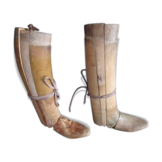 2 embauchoirs de bottes anciens en bois