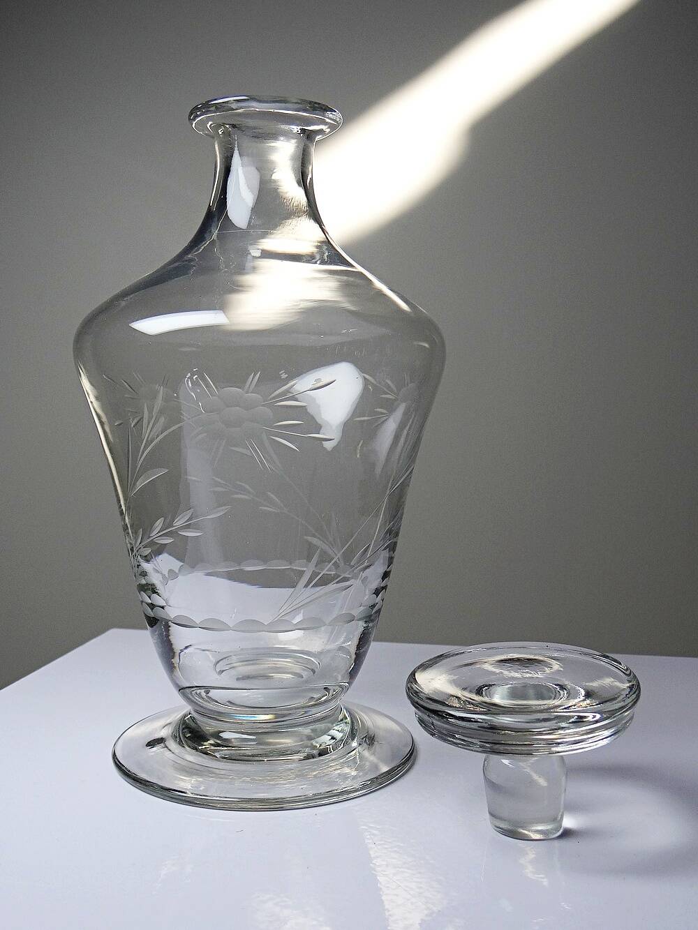 Small antique decanter in engraved Bohemian crystal, early 20th century.